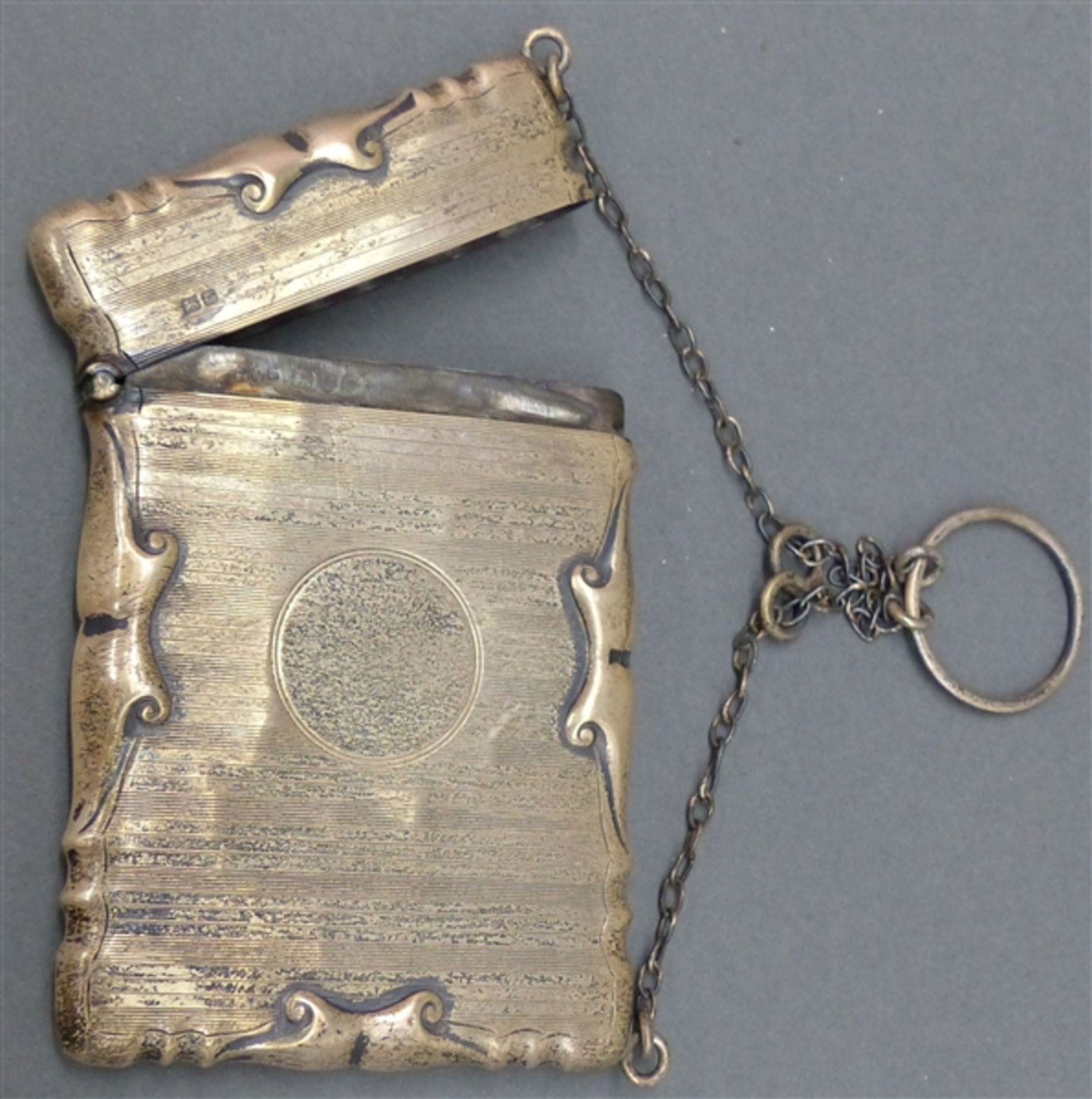 Silberetui England, graviert, Reliefdekor, punziert, mit Anhängekette, ca. 75 g schwer, h 9,5 cm,