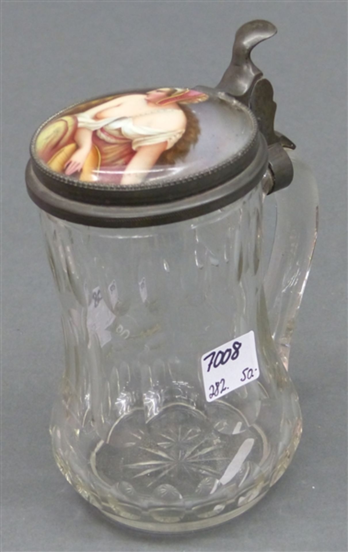 Bierkrug farbloses Glas, um 1880, beschliffen, Zinndeckel mit bemaltem Porzellaneinsatz, h 15,5 cm,