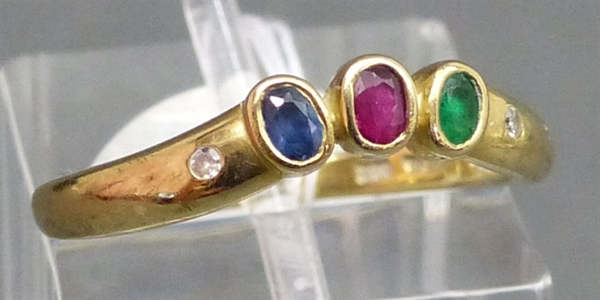 Damenring 14 kt. Gelbgold, 1 Saphir, 1 Smaragd, 1 Rubin, 2 kl. Diamanten, ca. 2 g schwer, RM 56,