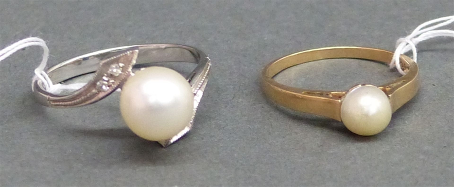 2 Damenringe 14 kt. Gelbgold und Weißgold, je 1 Perle, 1x 4 kleine Diamantsplitter, zusammen ca