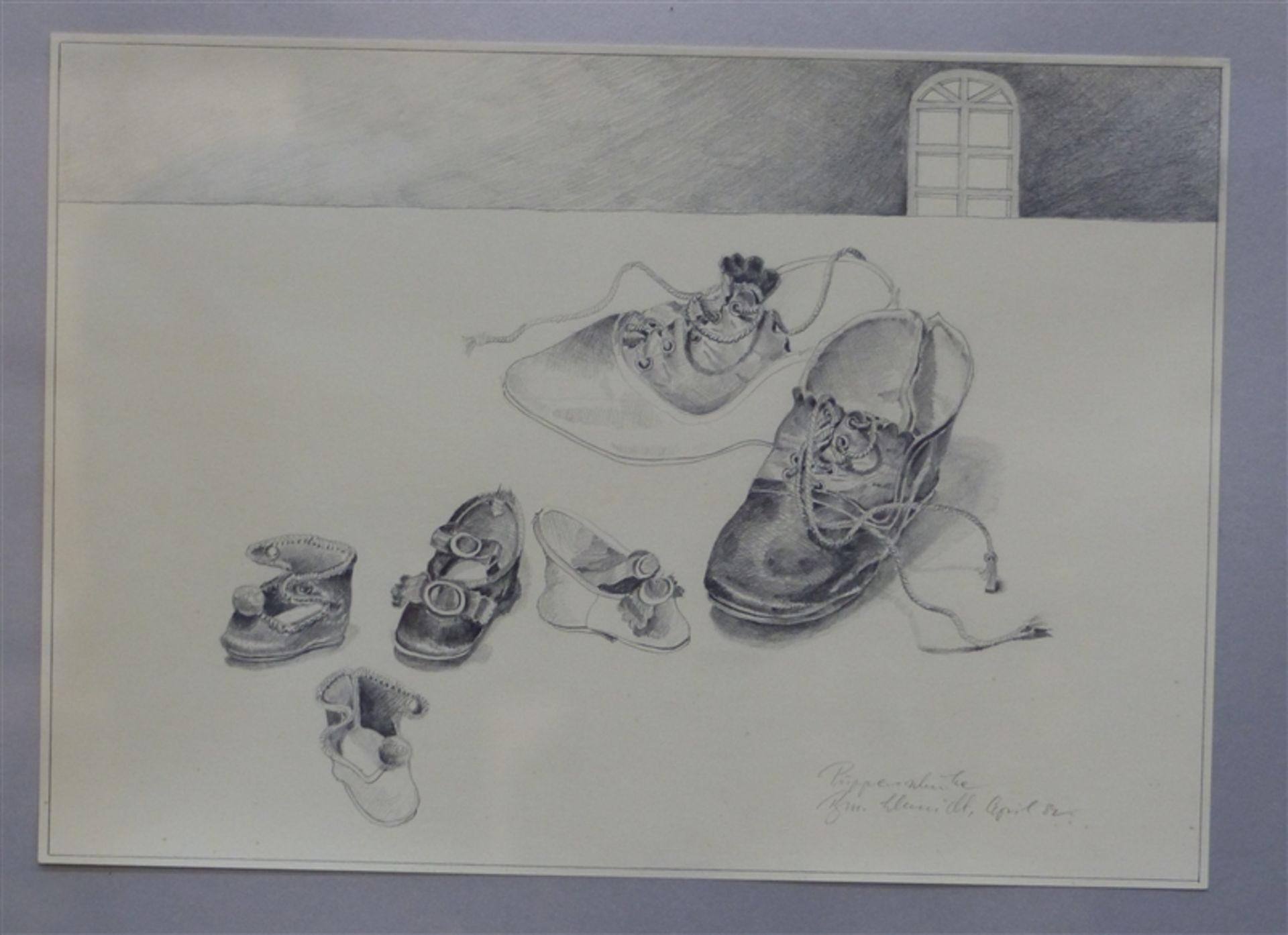 Schmidt, B. Tuschzeichnung, Stilleben von Einzelschuhen, betitelt "Puppenschuhe", rechts unten