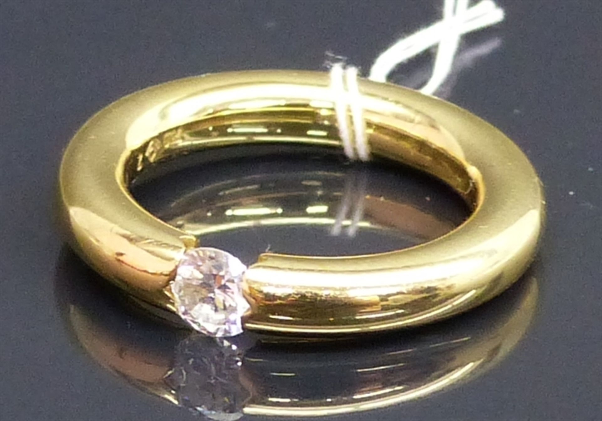 Spannring 18 kt. Gelbgold, 1 Brillant 0,36 ct., wesselton, pique, ca. 11 g schwer, RM 53,