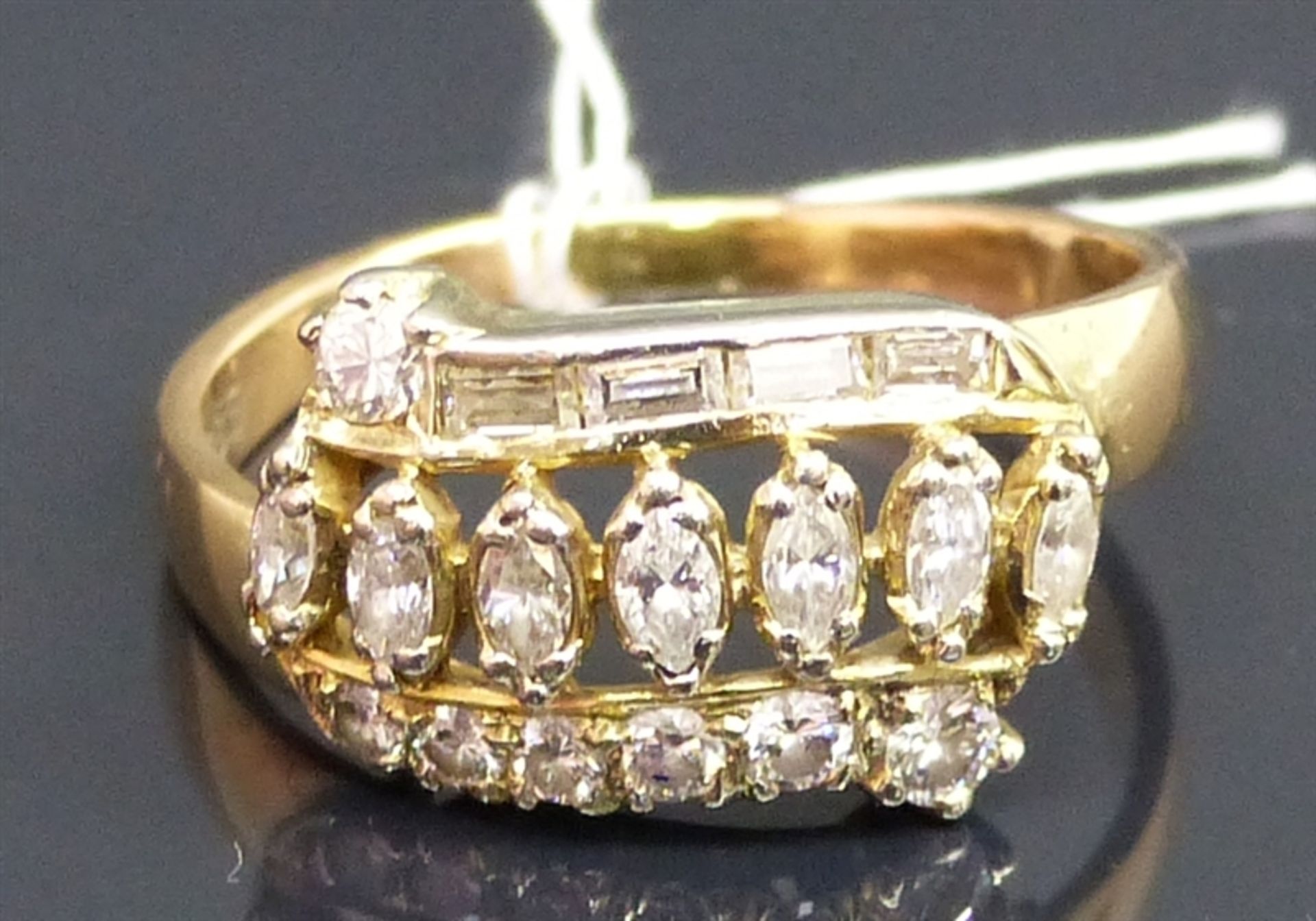 Damenring 14 kt. Gelbgold, besetzt mit 7 Diamant-Navetten, 4 Diamant-Baguetten, 7 Brillanten zus.