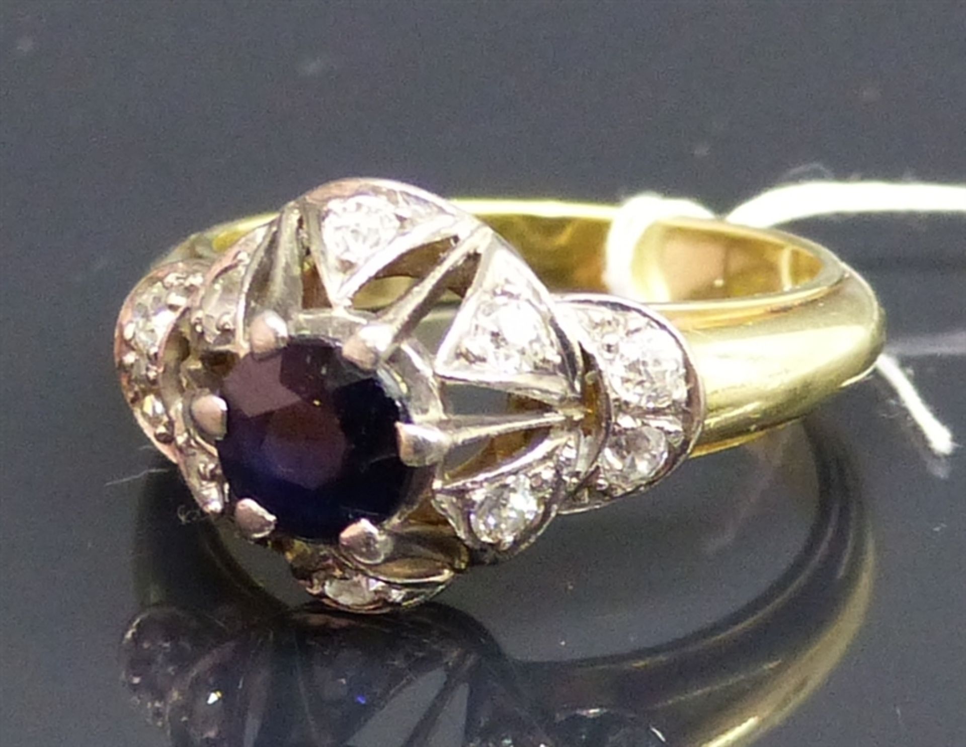 Damenring 14 kt. Gelb- und Weißgold, 1 Saphir, 10 Altschliffdiamanten zus. ca. 0,36 ct, wesselton,