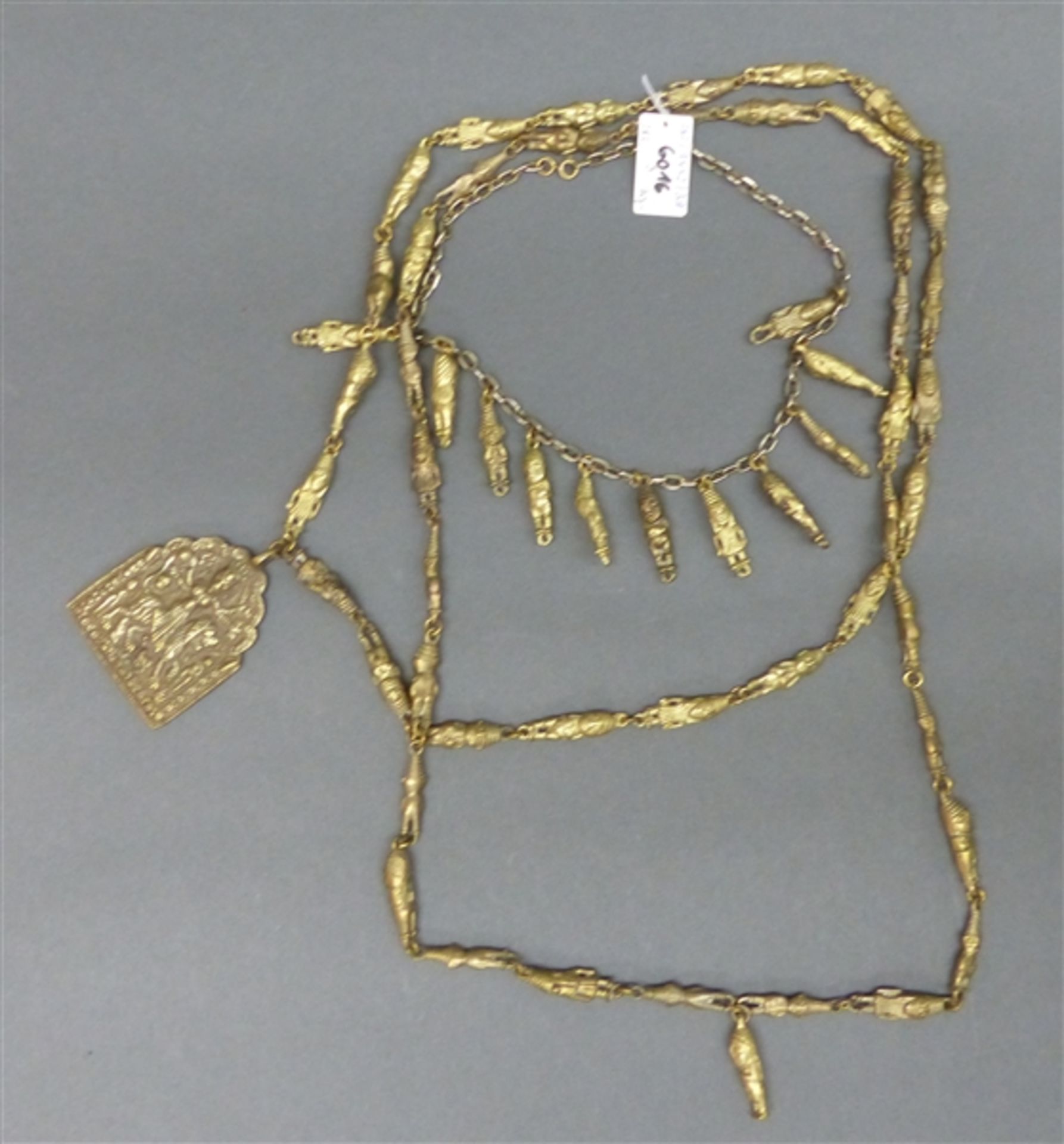 3 Messingketten Indien, um 1900, figürlicher Dekor, ein Amulett mit Göttin,