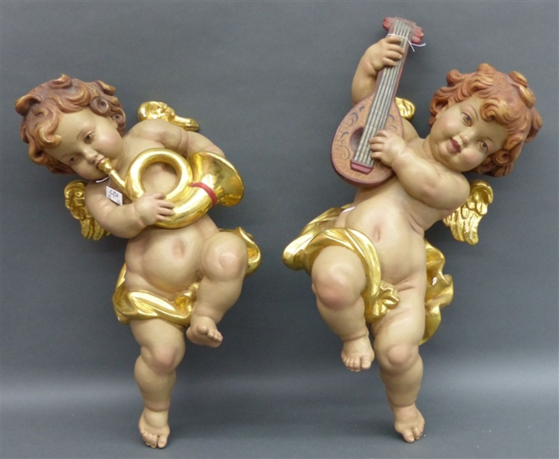 Paar Holzskulpturen musizierende geflügelte Putti, gefaßt, Grödnertal, um 1950, signiert,