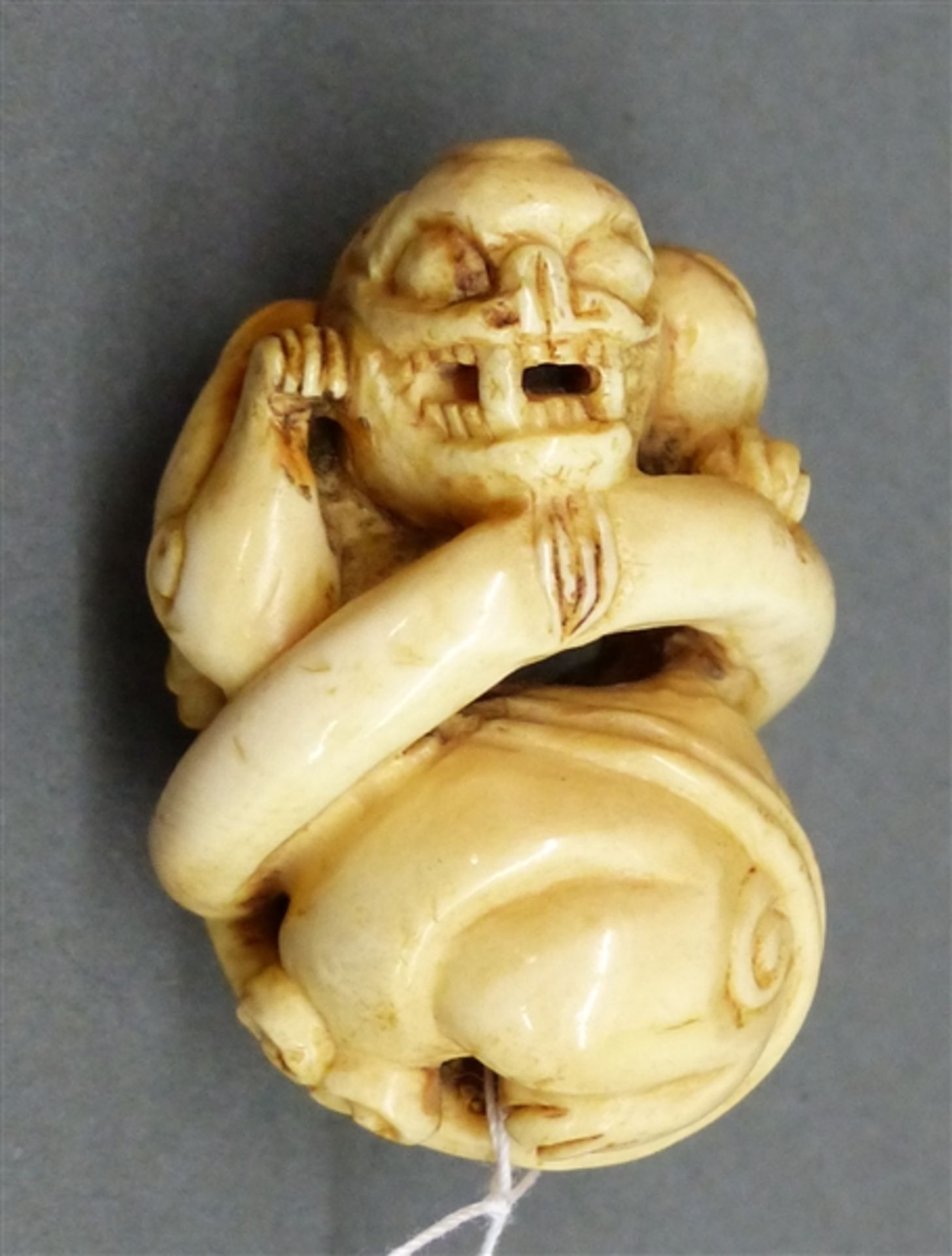 Netsuke Japan, Elfenbein, geschnitzt, Fabelwesen, wohl 19. Jh., h 4 cm,