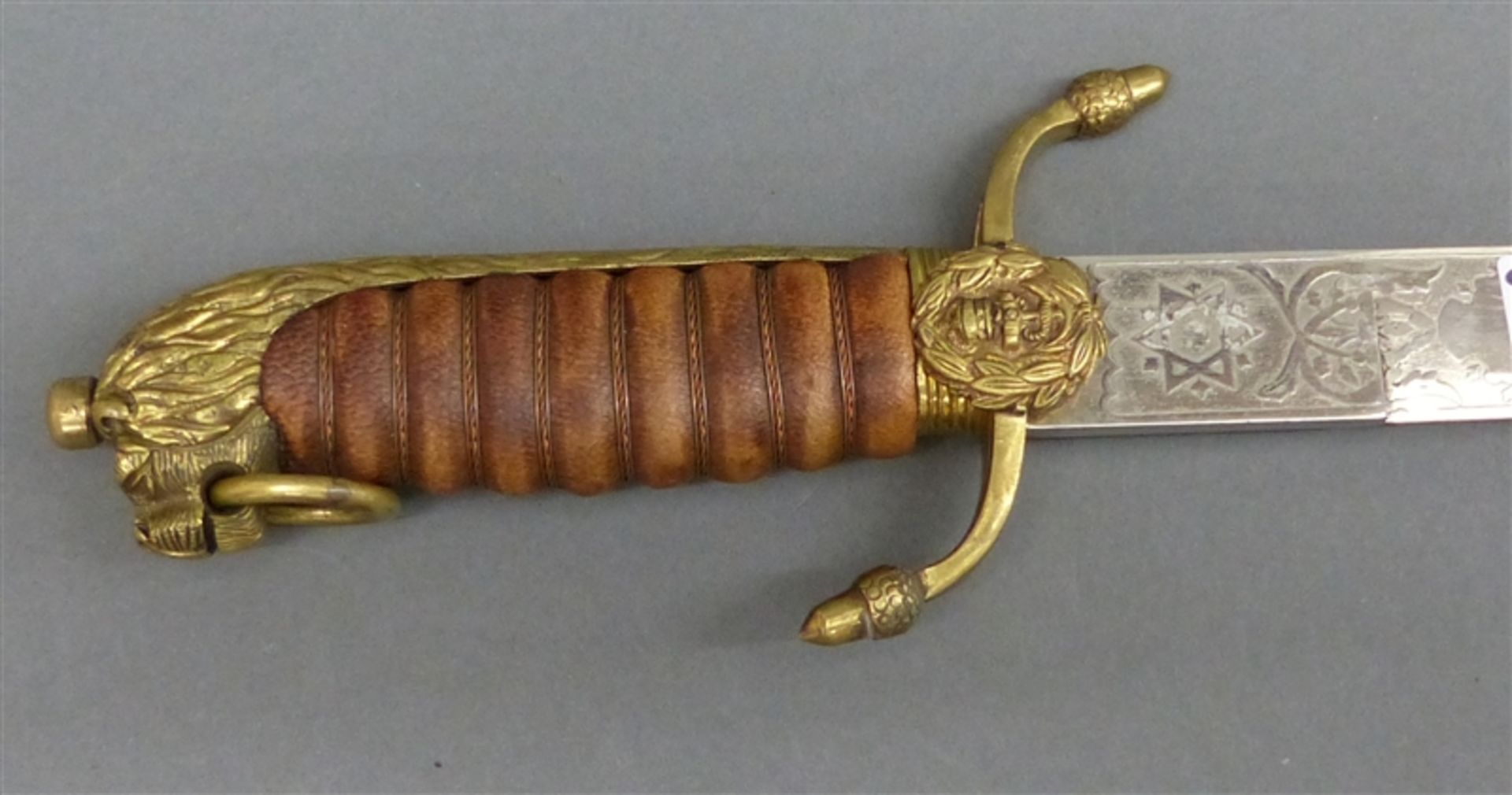 Säbel Replik, England, 20. Jh., Ledergriff mit Gelbmetalllöwen, l 60 cm,