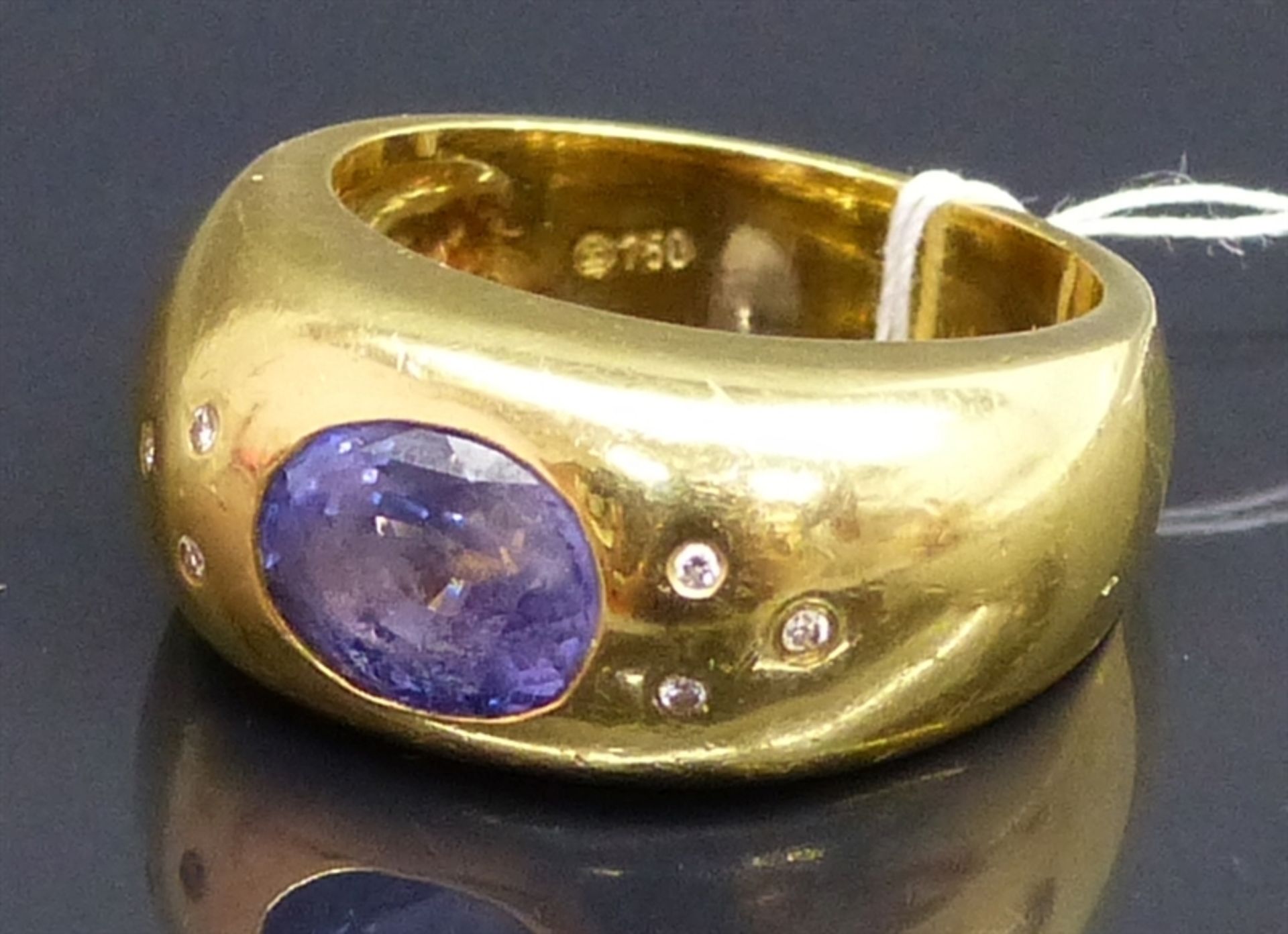 Damenring 18 kt. Gelbgold, 1 ovaler Blautopas, 6 kl. Diamanten, Meistermarke, ca. 15 g schwer, RM