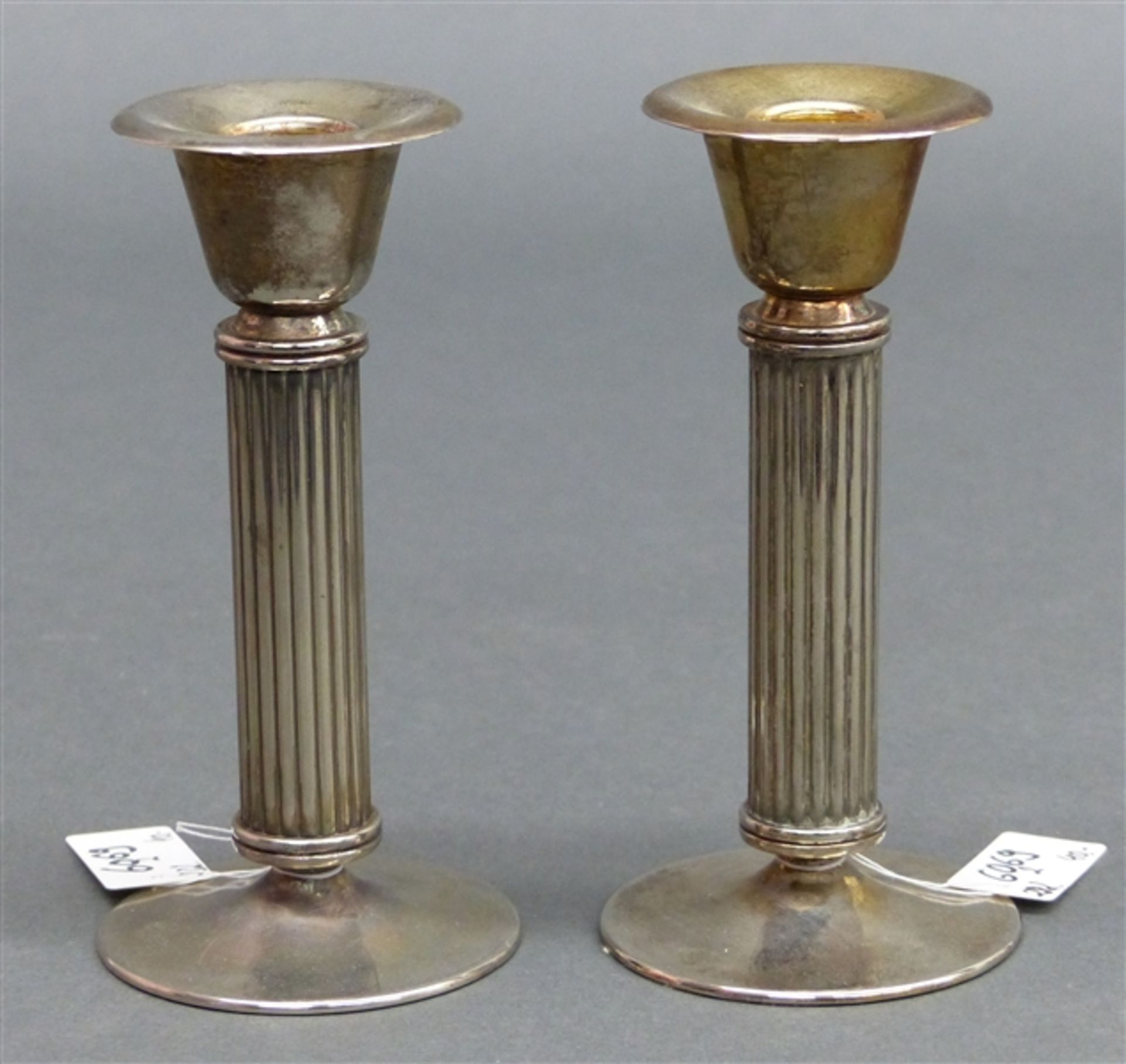 Paar Kerzenleuchter Metall, versilbert, 20. Jh., h 13 cm.,