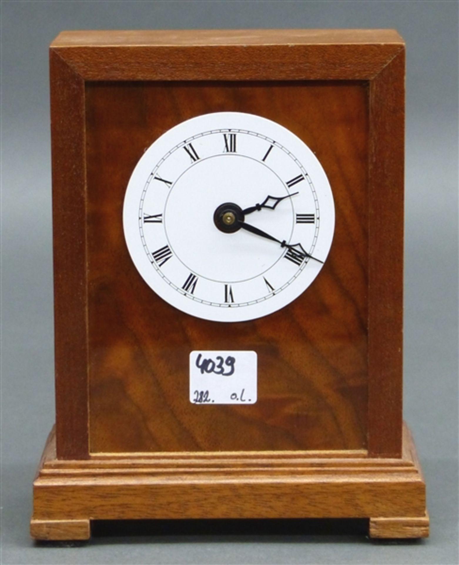 Tischuhr Holzgehäuse, weisses Emailzifferblatt, Batteriewerk, 20. Jh., Batterie fehlt, h 17 cm,