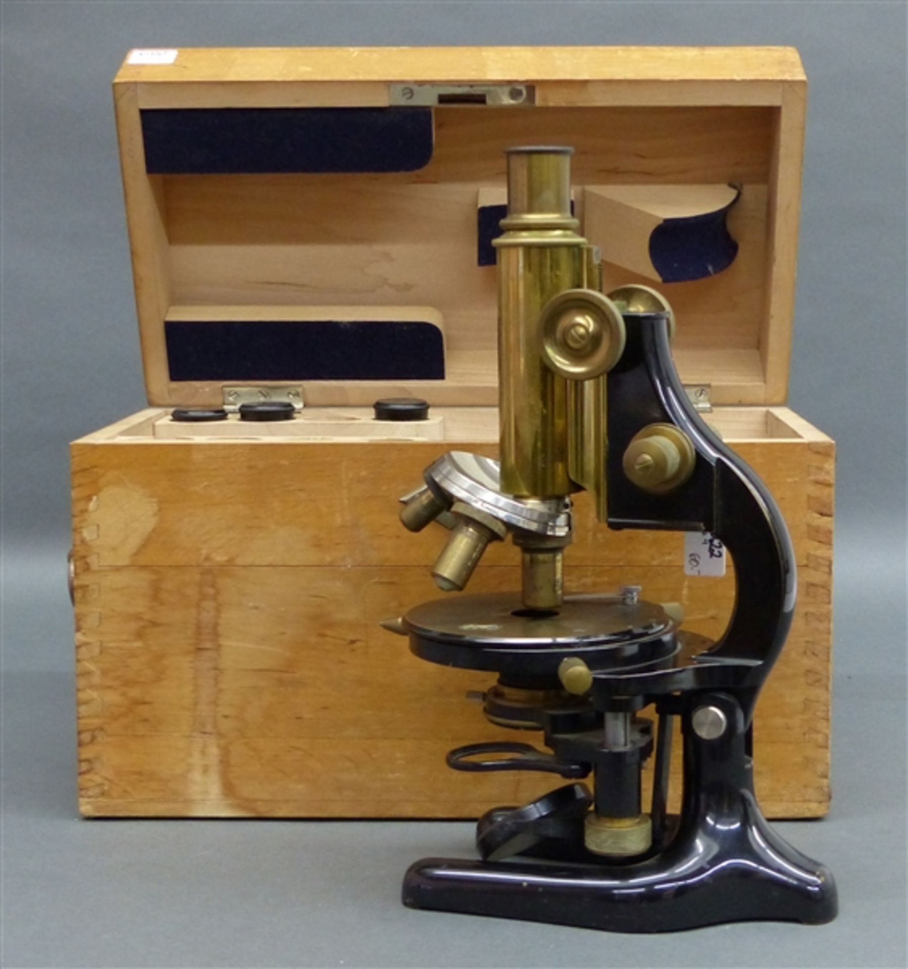 Mikroskop Carl Zeiss Jena, No. 143 668, Messing, schwenkbar, im Holzkasten, teilweise schwarz