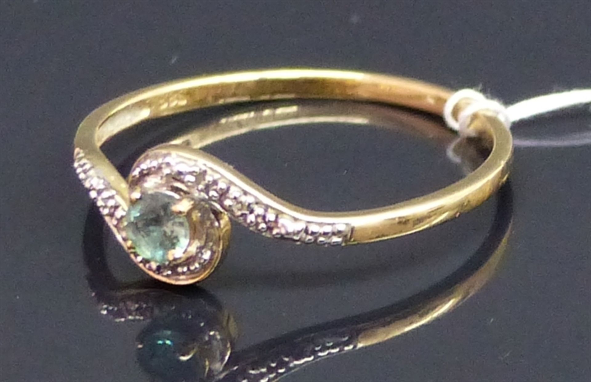 Damenring 14 kt. Gelbgold, 1 Peridot, Krampenfassung, 2 kl. Diamantrosen, ca. 2 g schwer, RM 63,