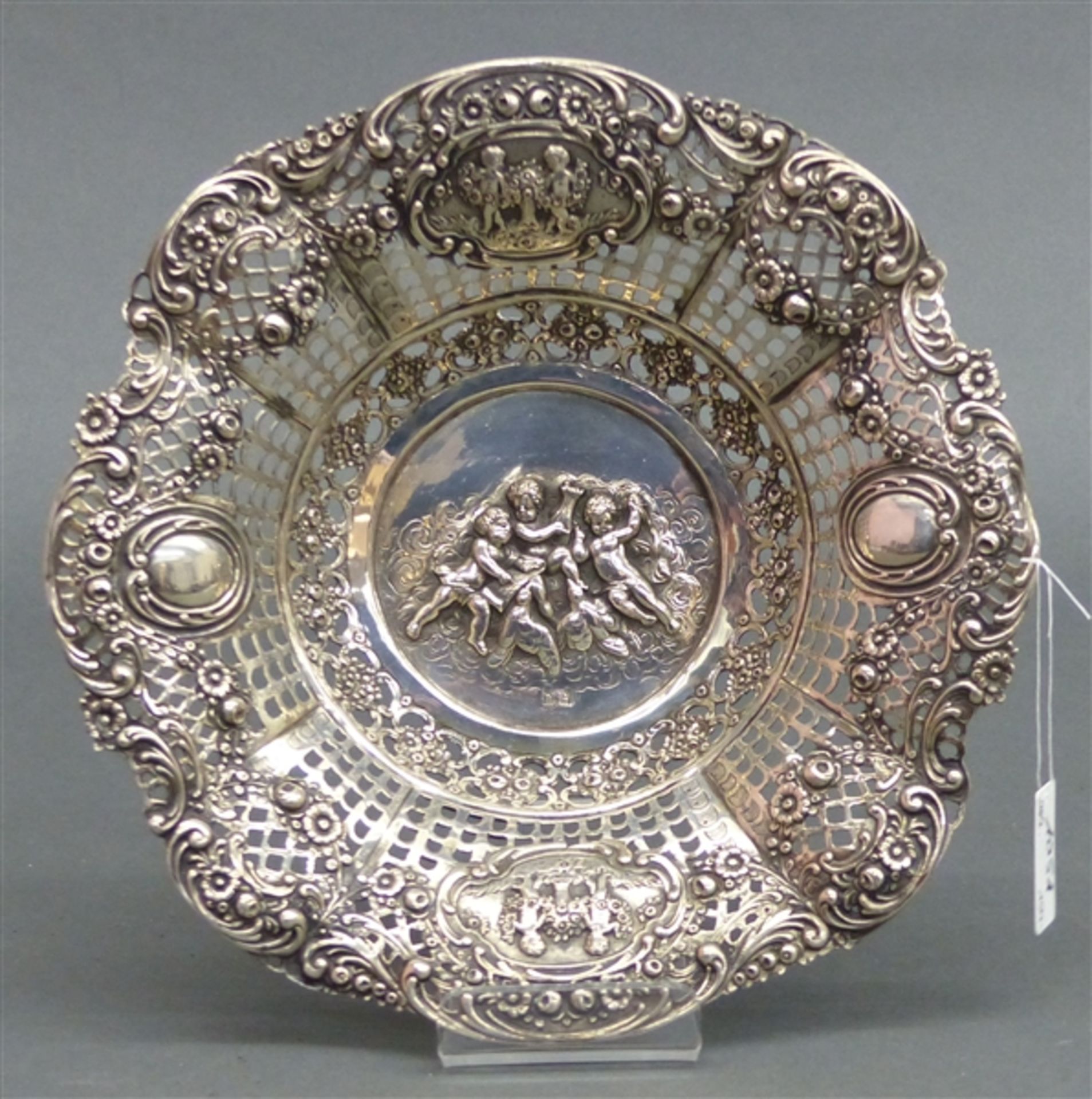 Zierschale 800 Silber, punziert, Putti und Blumendekor, durchbrochen gearbeitet, rund, ca. 230 g,