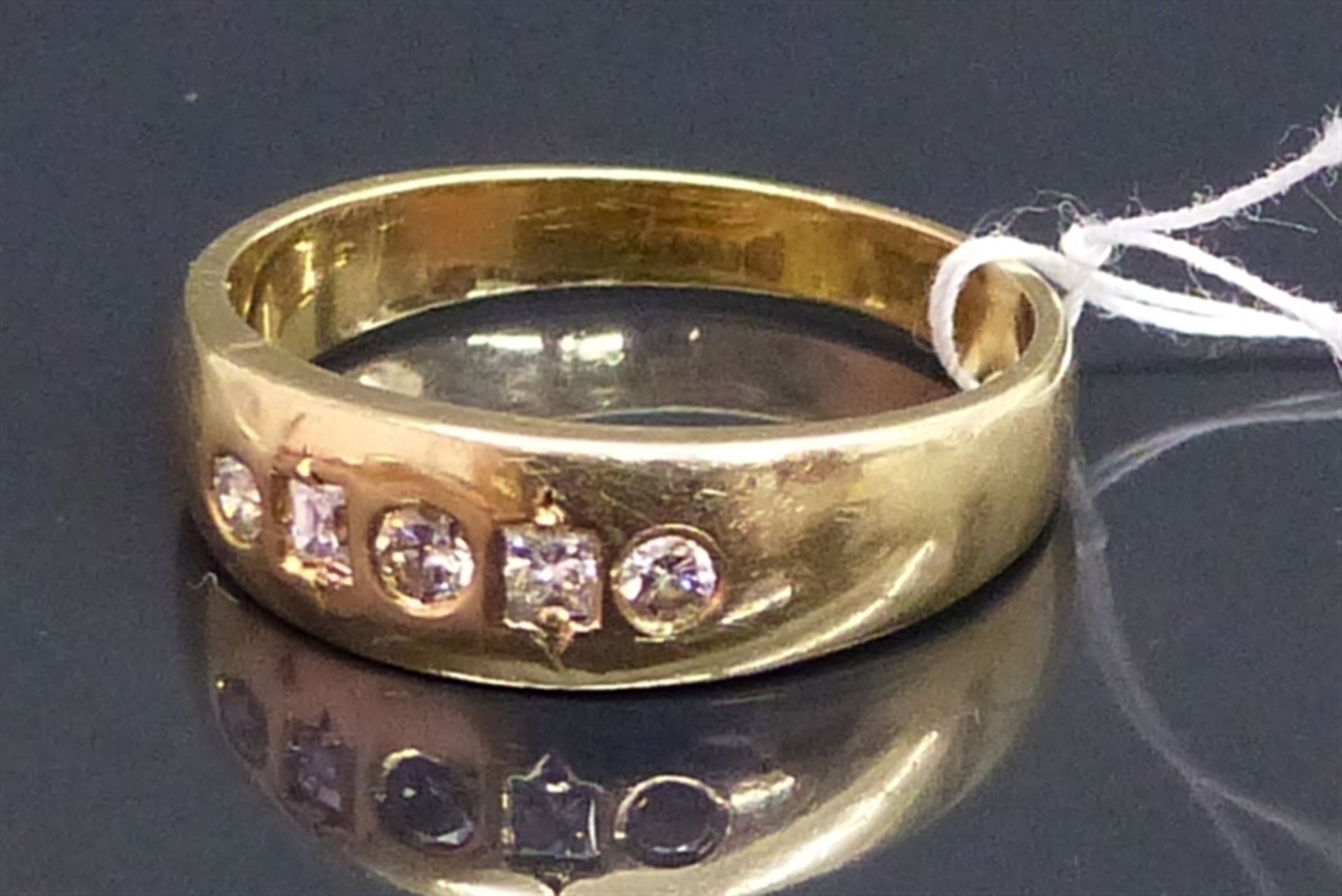 Damenring 14 kt. Gelbgold, besetzt mit 3 Brillanten zus. ca. 0,08, 2 Diamantcarees, ca. 5 g, RM 57,