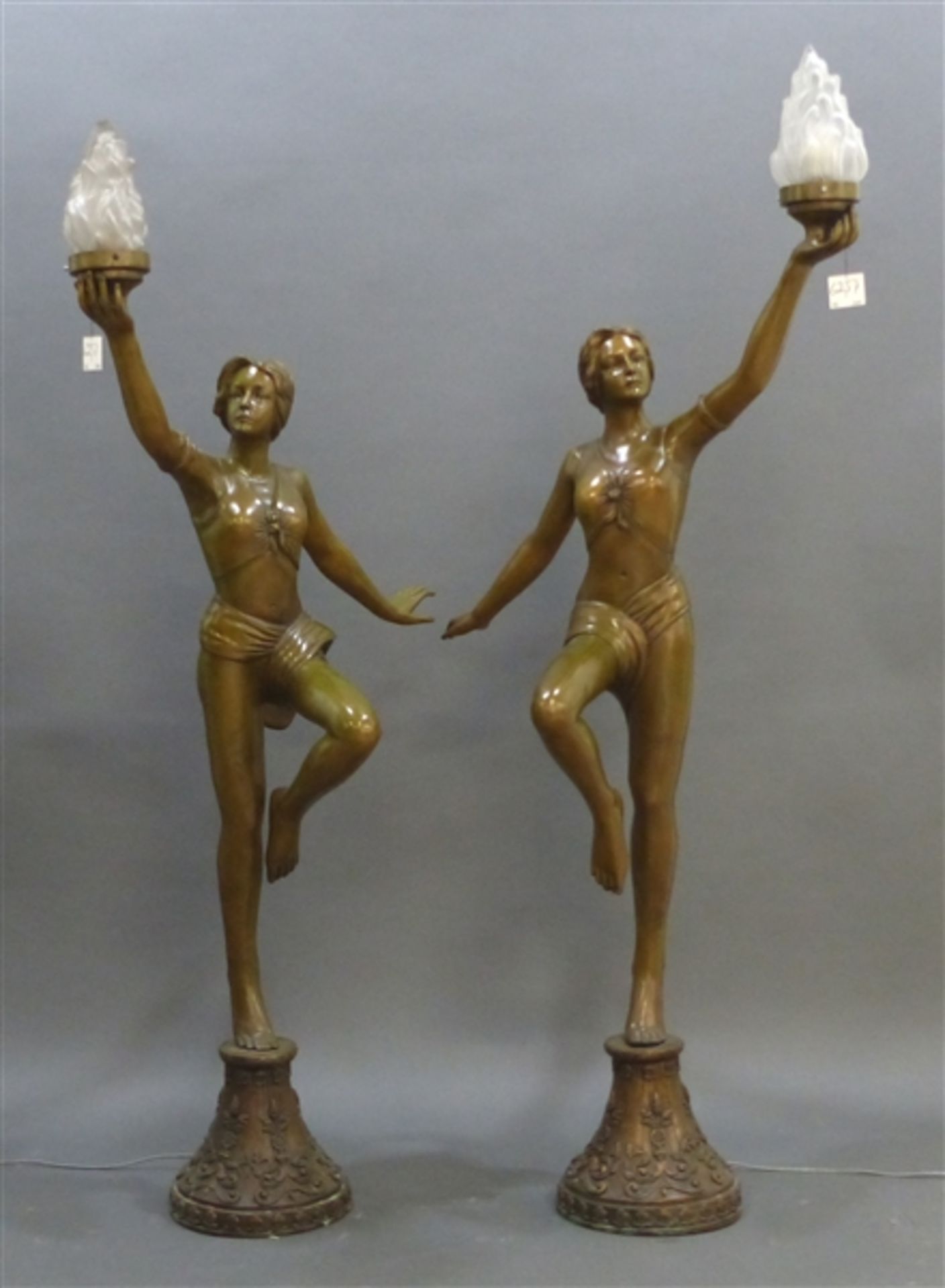 Paar Figurenlampen Jugendstil, Bronze, stehende Damen mit je einer Fackel, elektrifiziert, auf