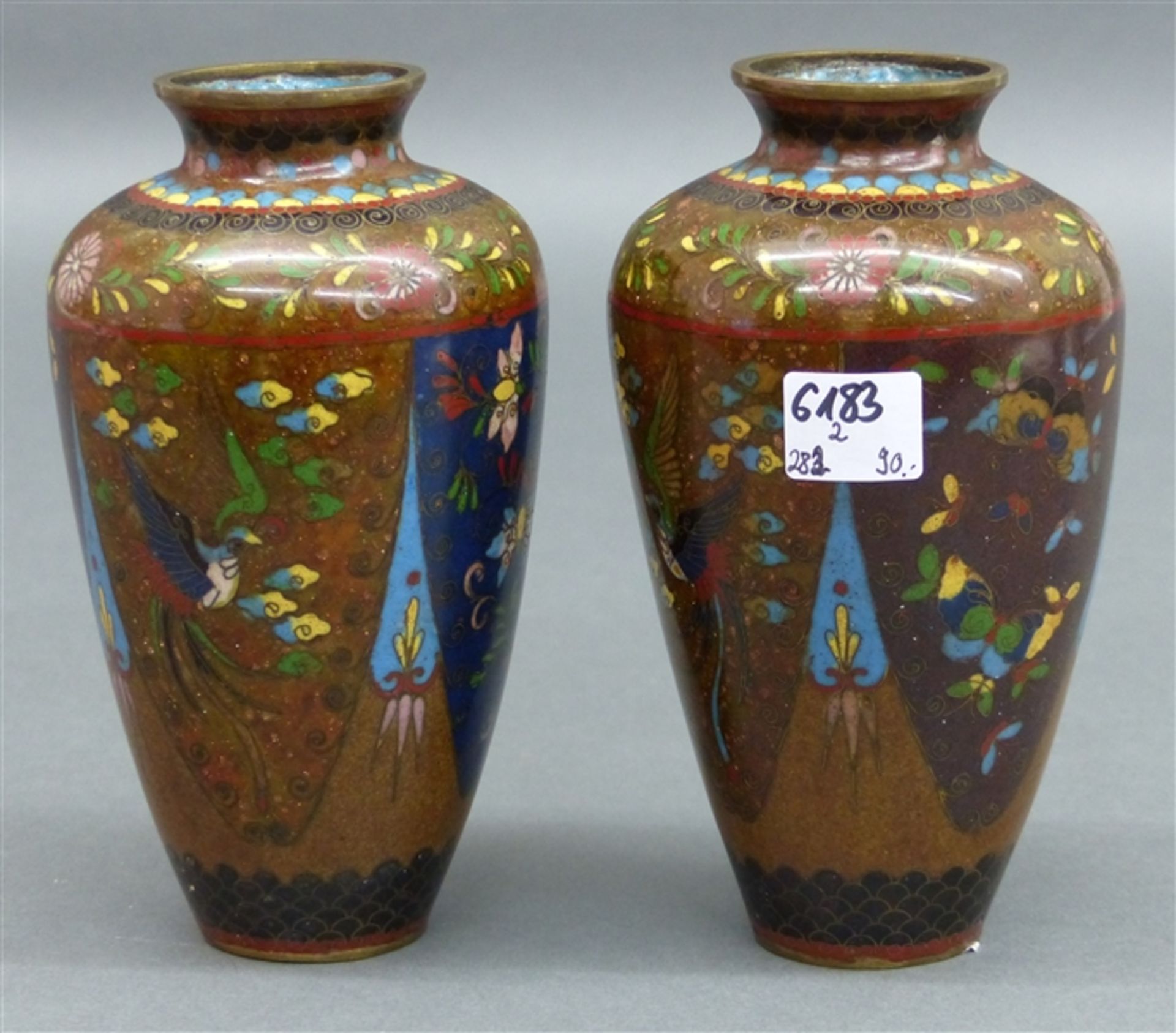 Paar Cloisonnevasen China, um 1900, reiche florale und Tierbemalung, h 16 cm,