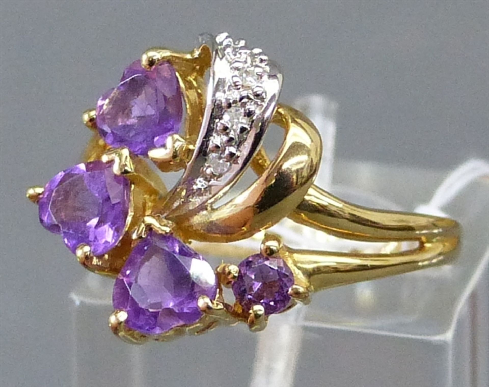 Damenring 14 kt. Gelbgold, Amethyste in Herzform, Diamantsplitter, durchbrochen gearbeitet, ca. 4