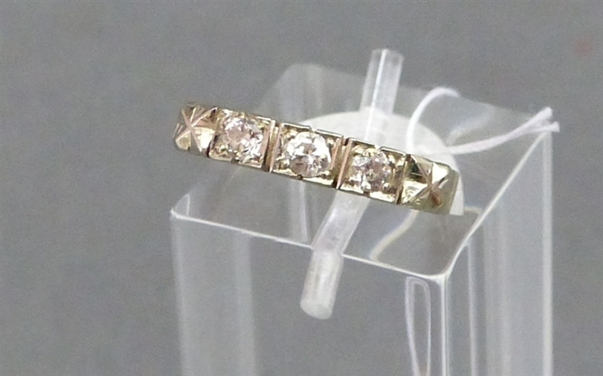 Damenring 14 kt. Gelbgold, besetzt mit 3 Diamanten zus. ca. 0,20 ct., wesselton, ca. 3,5 g schwer,