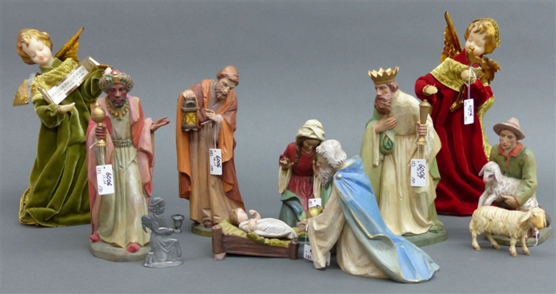 Weihnachtskrippe 7 Holzskulpturen, gefaßt Fa. Lang Oberammergau, Maria und Josef mit Jesuskind, 3