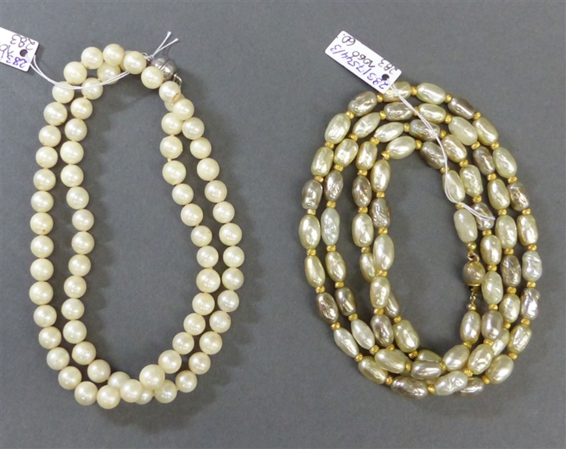 Paar Halsketten 1 x Biwaperlen, vergoldete Zwischenstückchen, 1 x Zuchtperlen, mit Magnetschloss,