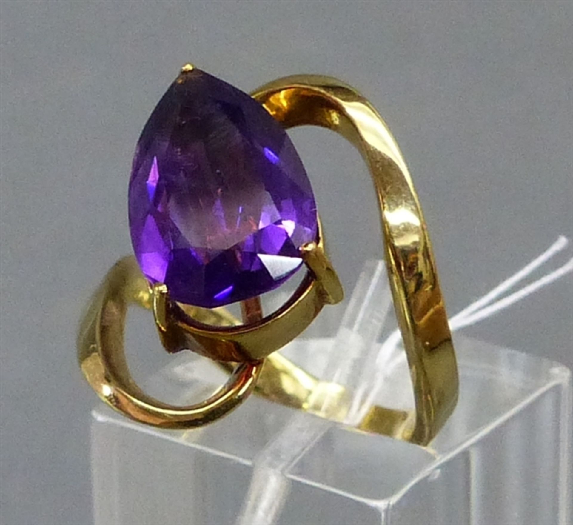 Damenring 14 kt. Gelbgold, tropfenförmiger Amethyst, moderne Ausformung, ca. 6 g schwer, RM 53,