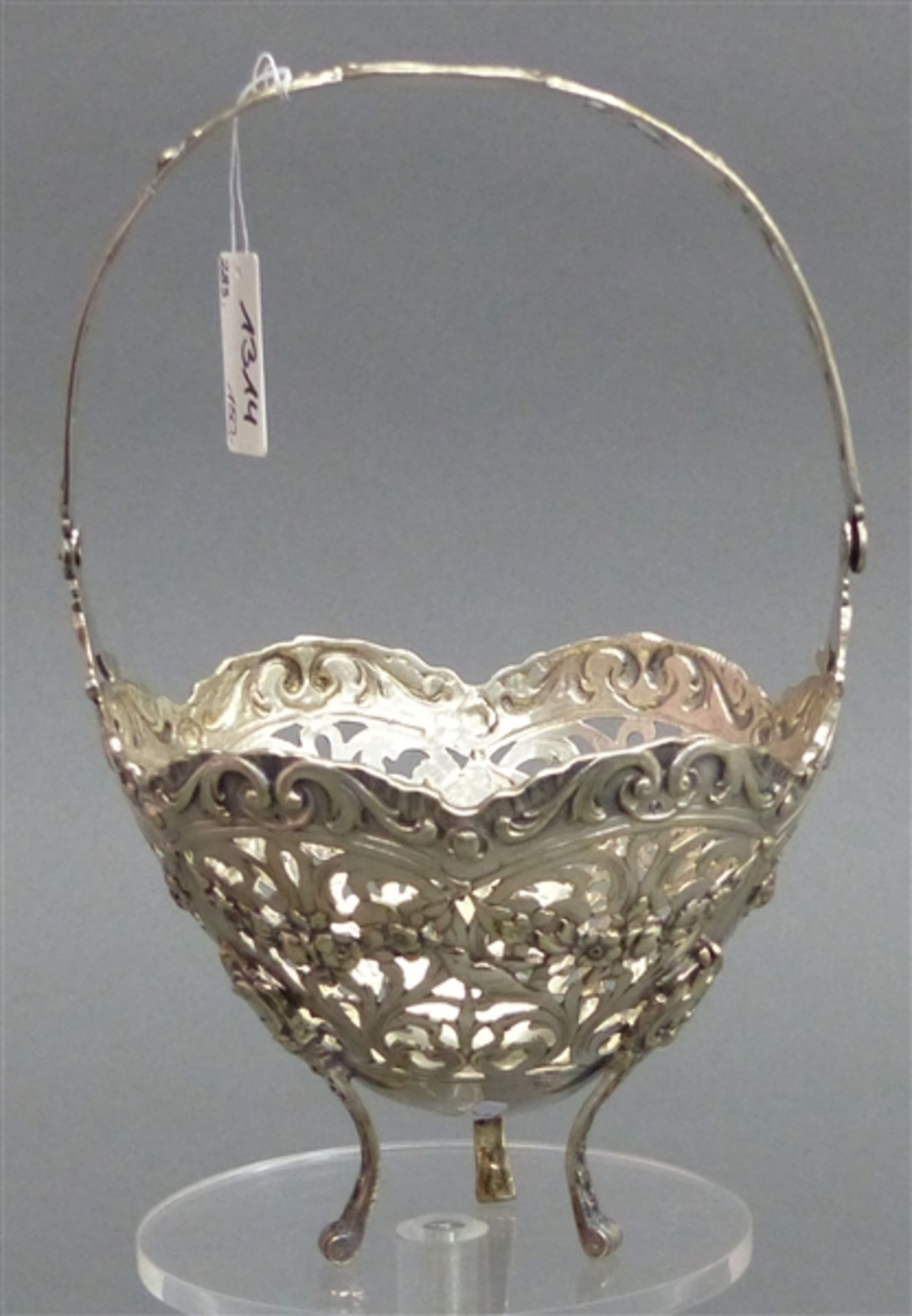 Henkelkorb Silber, Standfüßchen, durchbrochen, reliefierter floraler Dekor, 20. Jh., h 20 cm,