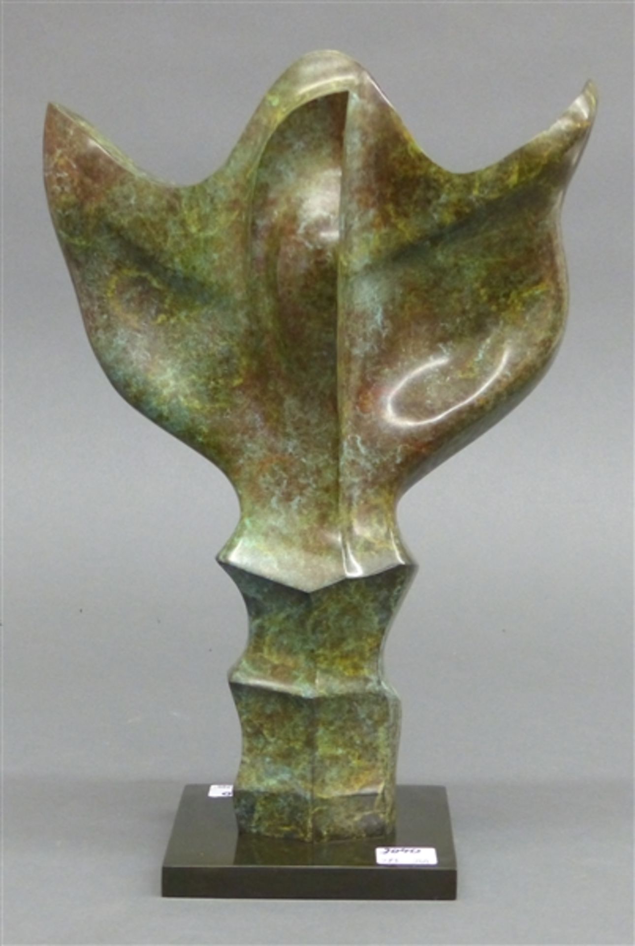 Bronzeskulptur stehende Person mit ausgebreiten Armen, Bronze, marmoriert, auf Marmorsockel,