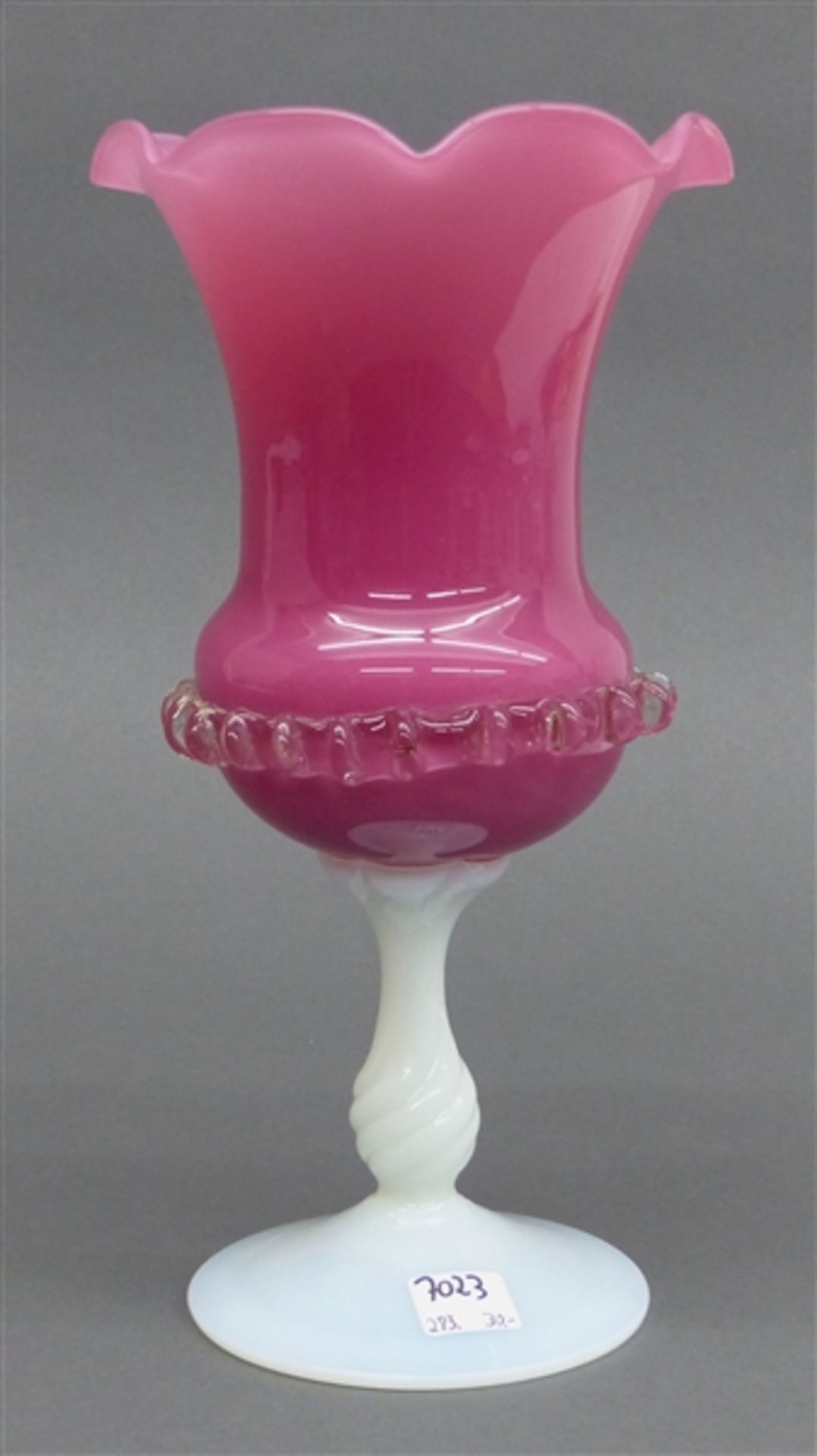 Ziervase rosefarbenes Glas, Milchglasfuß, Wellrand, aufgearbeitetes Dekor, 20. Jh., h 27 cm,