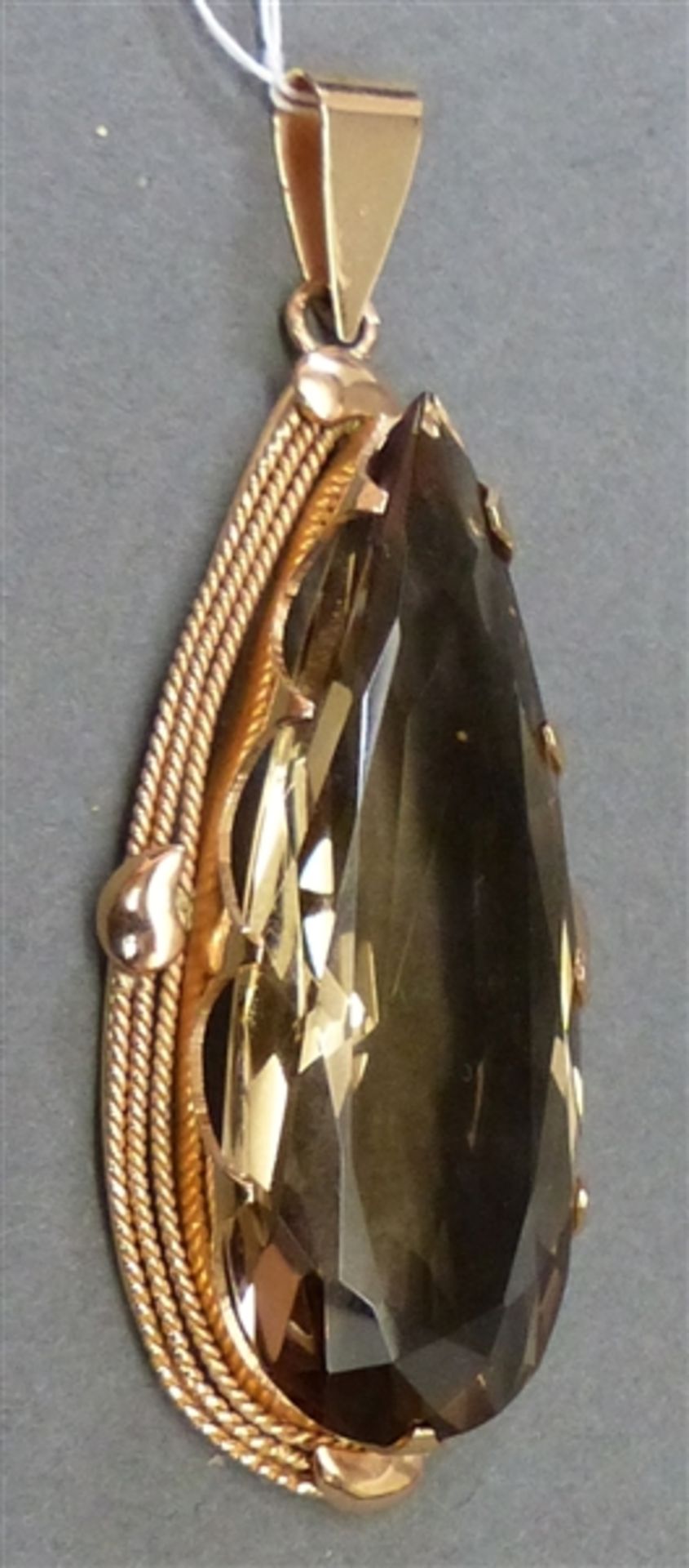 Anhänger, um 1900 14 kt. Rotgold, 1 Rauchquarztropfen 42x16 mm, durchbrochen gearbeitet, ca. 12 g