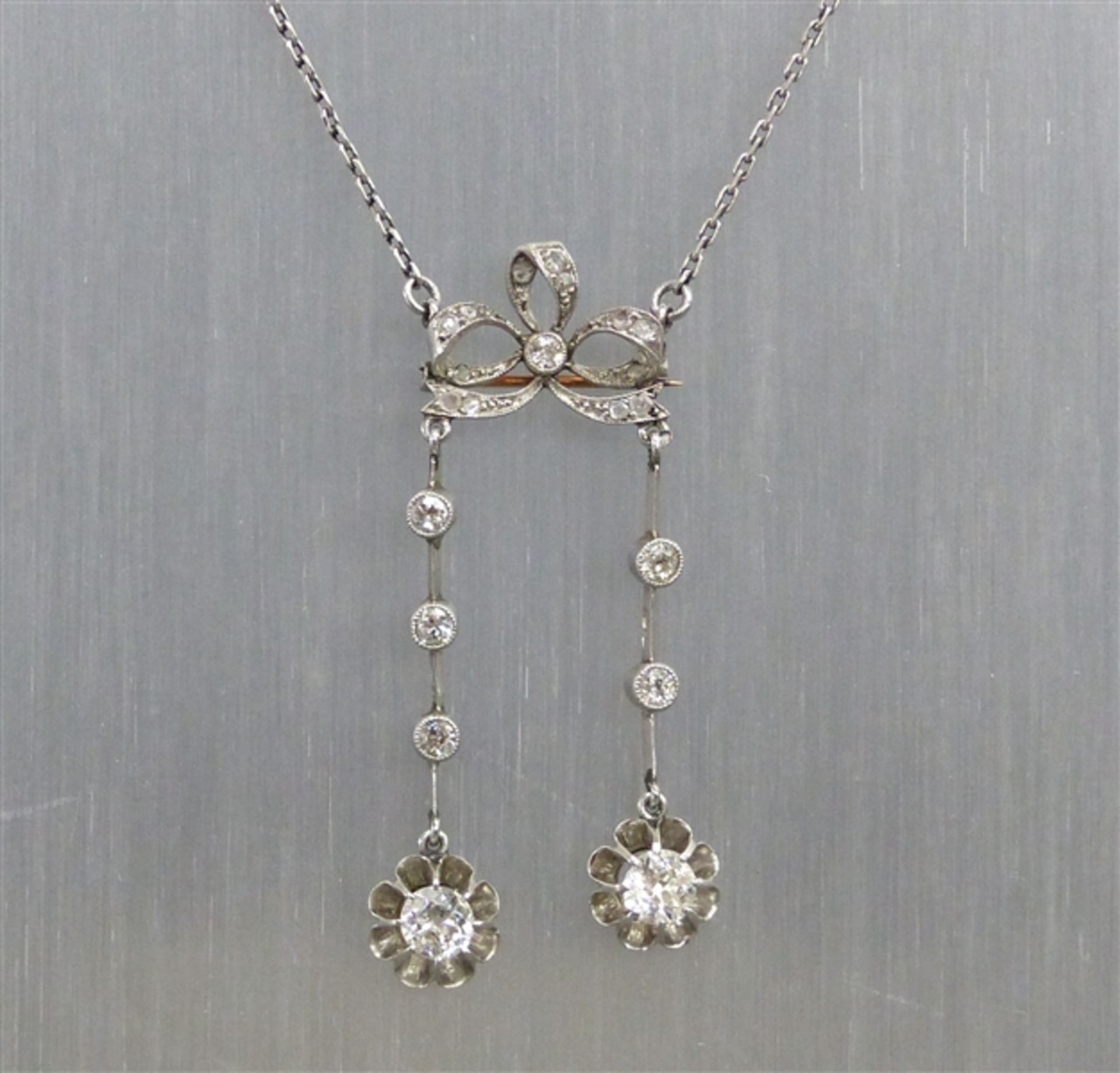 Collier Platin, Art-Deko, mit Schleifchen, Diamantbesatz, 2 Altschliffdiamanten zus. ca. 0,50 ct.,