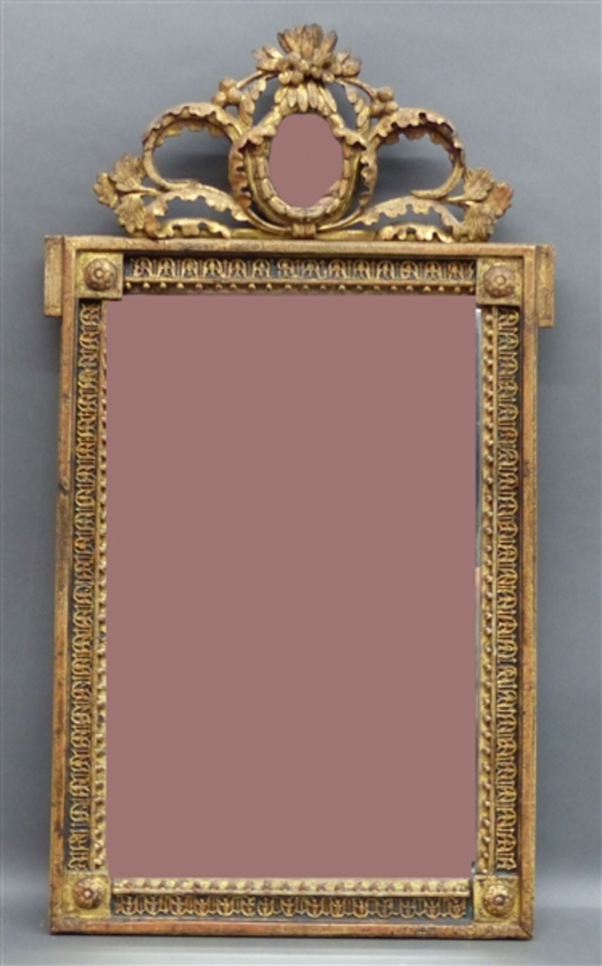 Louisseize Spiegel Holz, vergoldet, fein beschnitzt, geschnitzter und vergoldeter Aufbau, Ende 18.