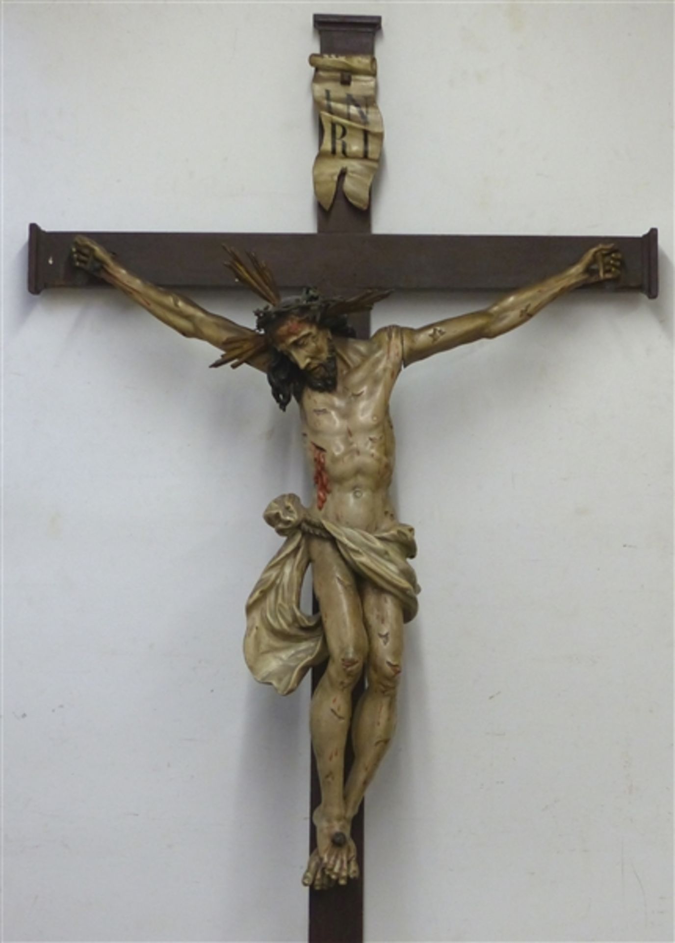 Holzkreuz mit Christusskulptur, Süddeutsch, frühes 19. Jh., gefasst, sehr gute Arbeit, Korpus 110 cm