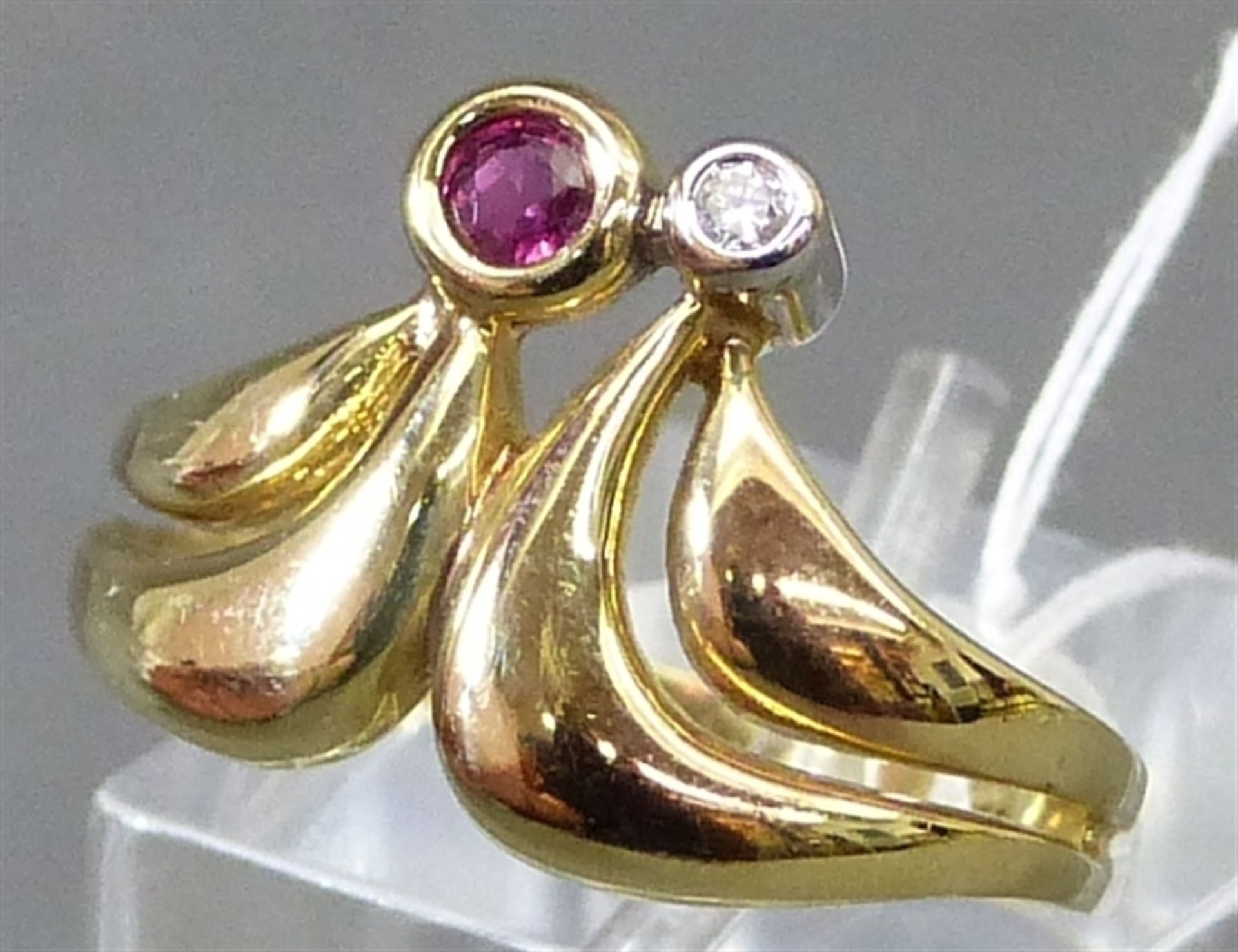 Damenring 14 kt. Gelbgold, 1 Rubin ca. 0,10 ct., 1 kl. Brillant, moderne Fassung, ca. 3 g schwer, RM