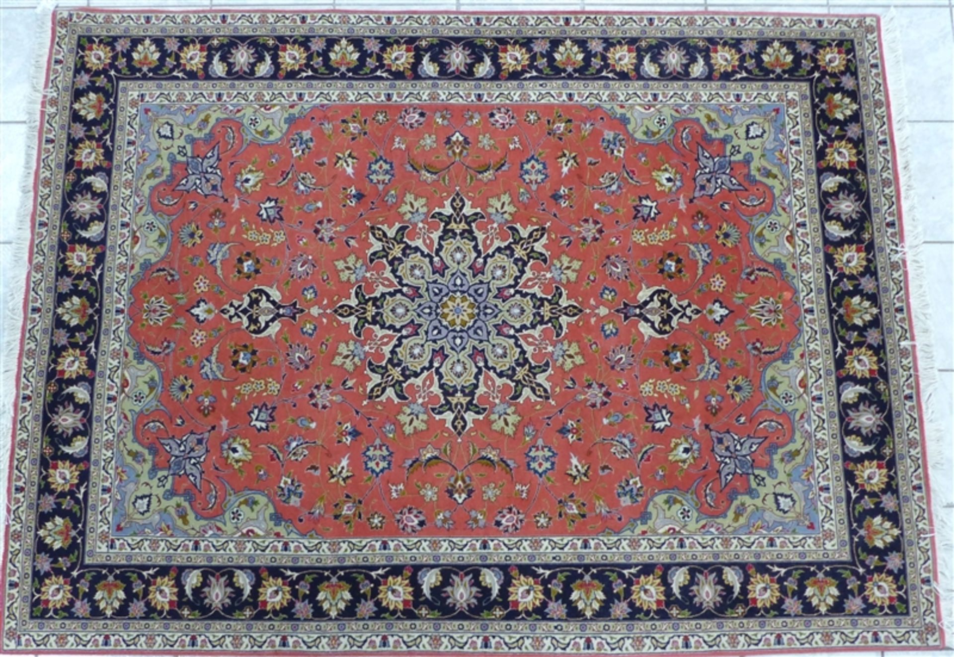 Täbris rot-blau, Mittelmedaillon, florales Muster, mit Seide, 210 x 155 cm,