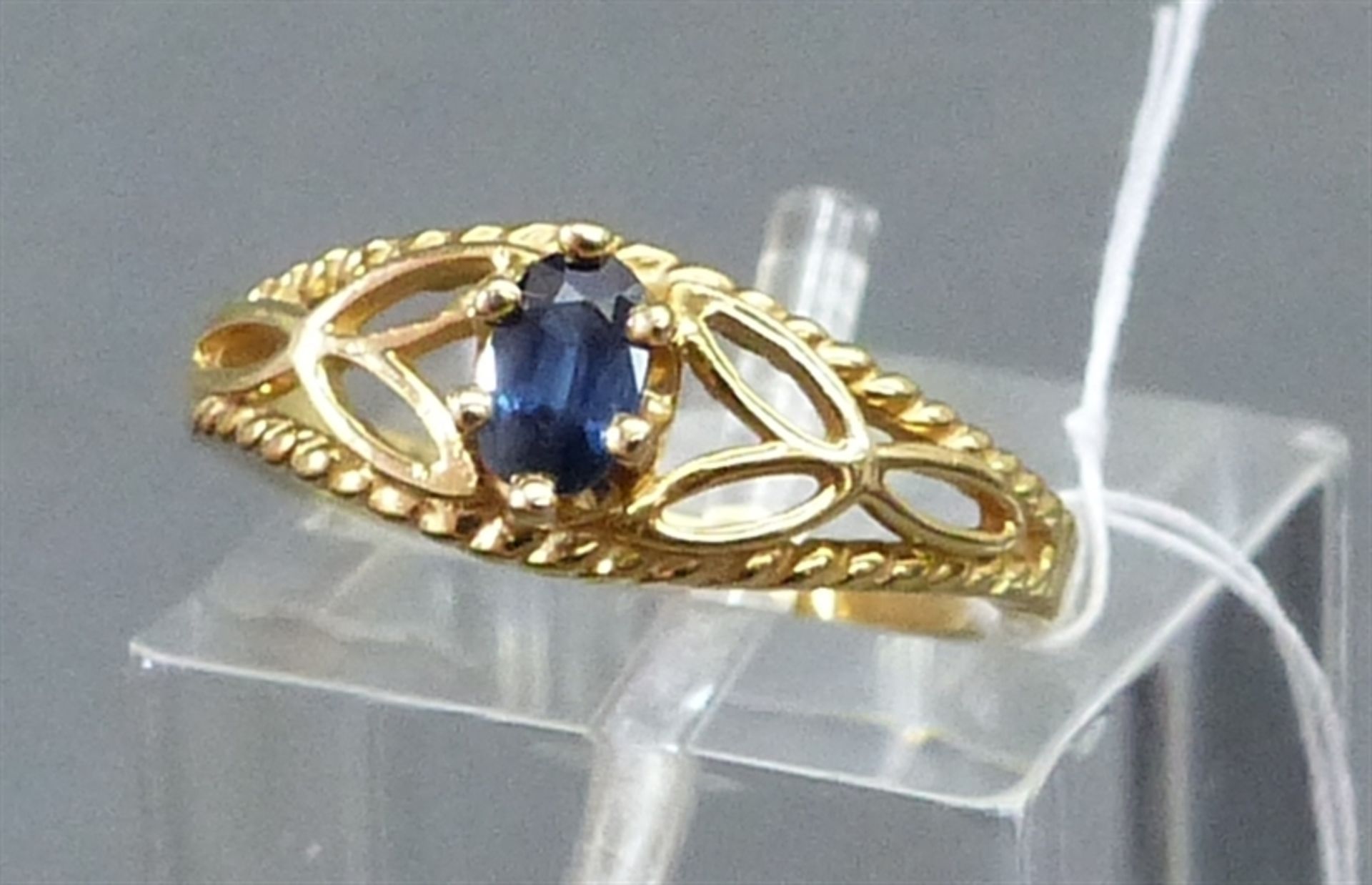 Damenring 14 kt. Gelbgold, 1 oval geschliffener Saphir, durchbrochen gearbeitet, ca. 2 g schwer,