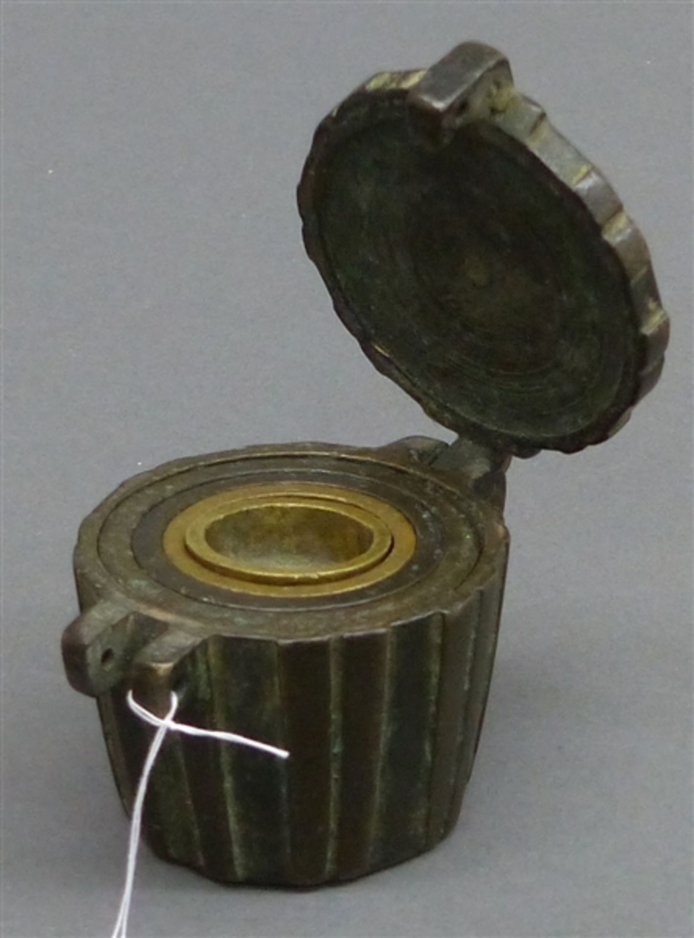Gewichtssatz Gelbmetall, aufklappbar, um 1800, nicht vollständig, h 5,5 cm,