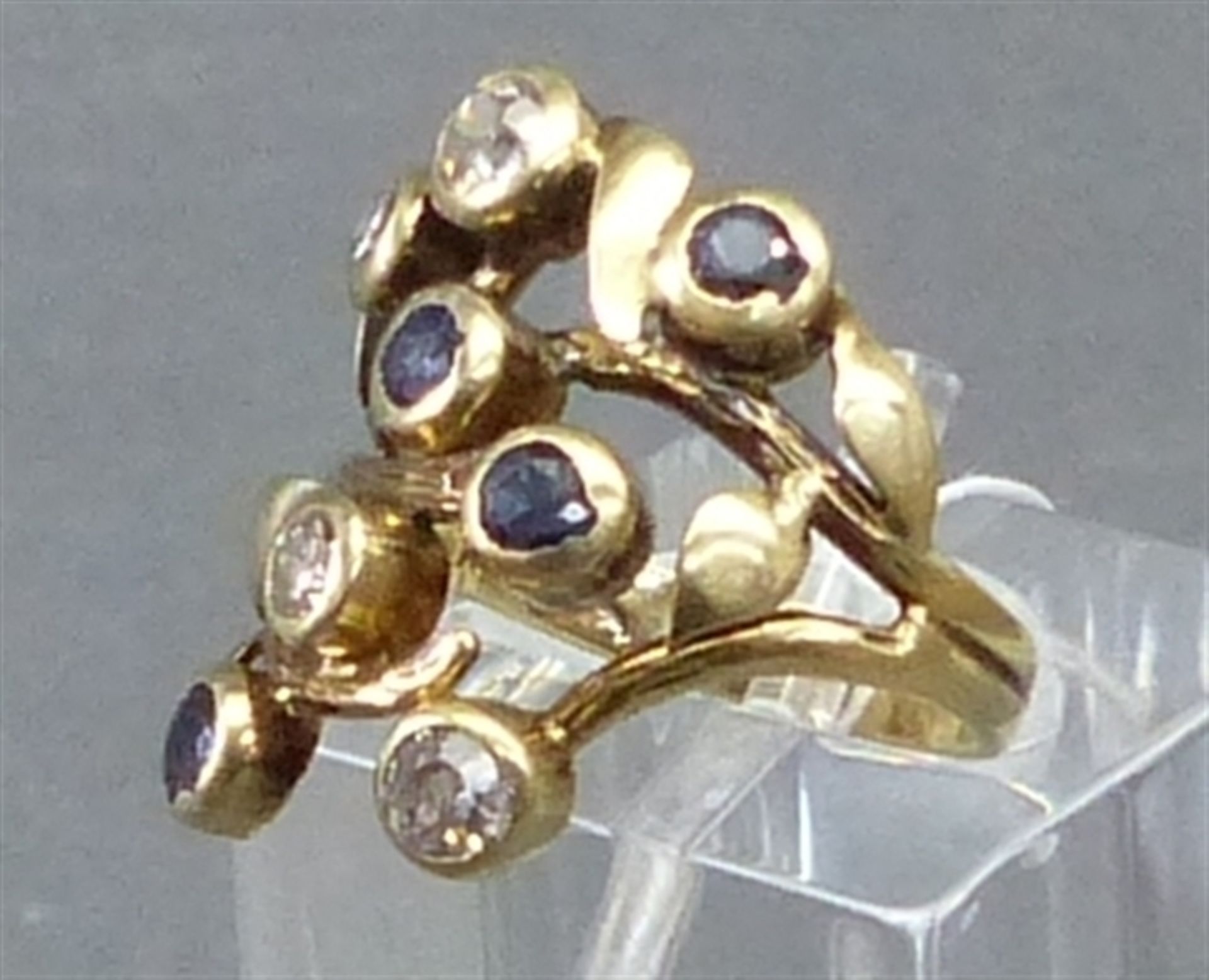 Damenring, um 1920 14 kt. Gelbgold, besetzt mit 4 Diamanten zus. ca 0,30 ct., 4 Saphire, Blütenform,