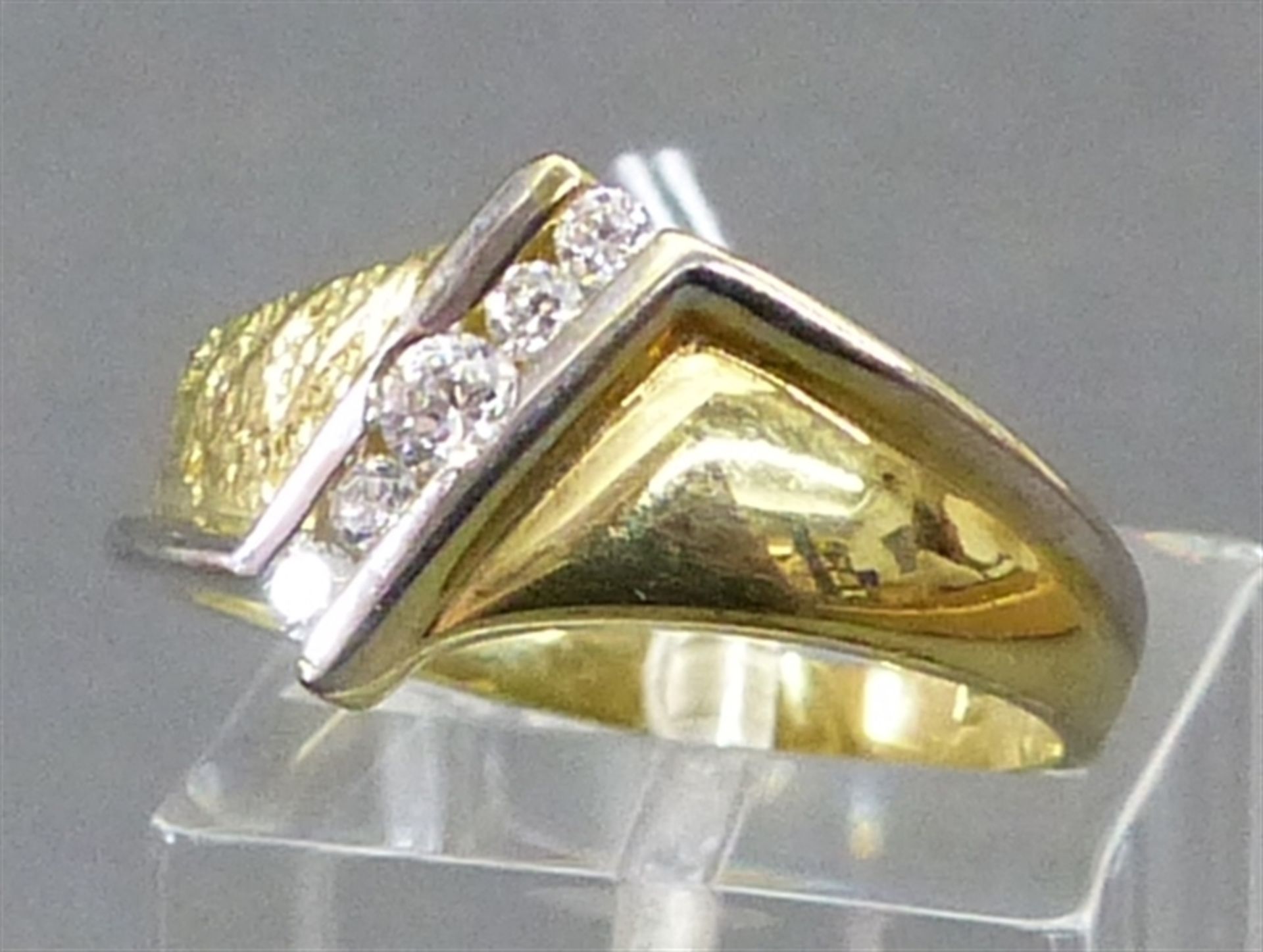 Damenring 8 kt. Gelbgold, besetzt mit 5 Zirkonen, teilweise graviert, moderne Fassung, ca. 4 g