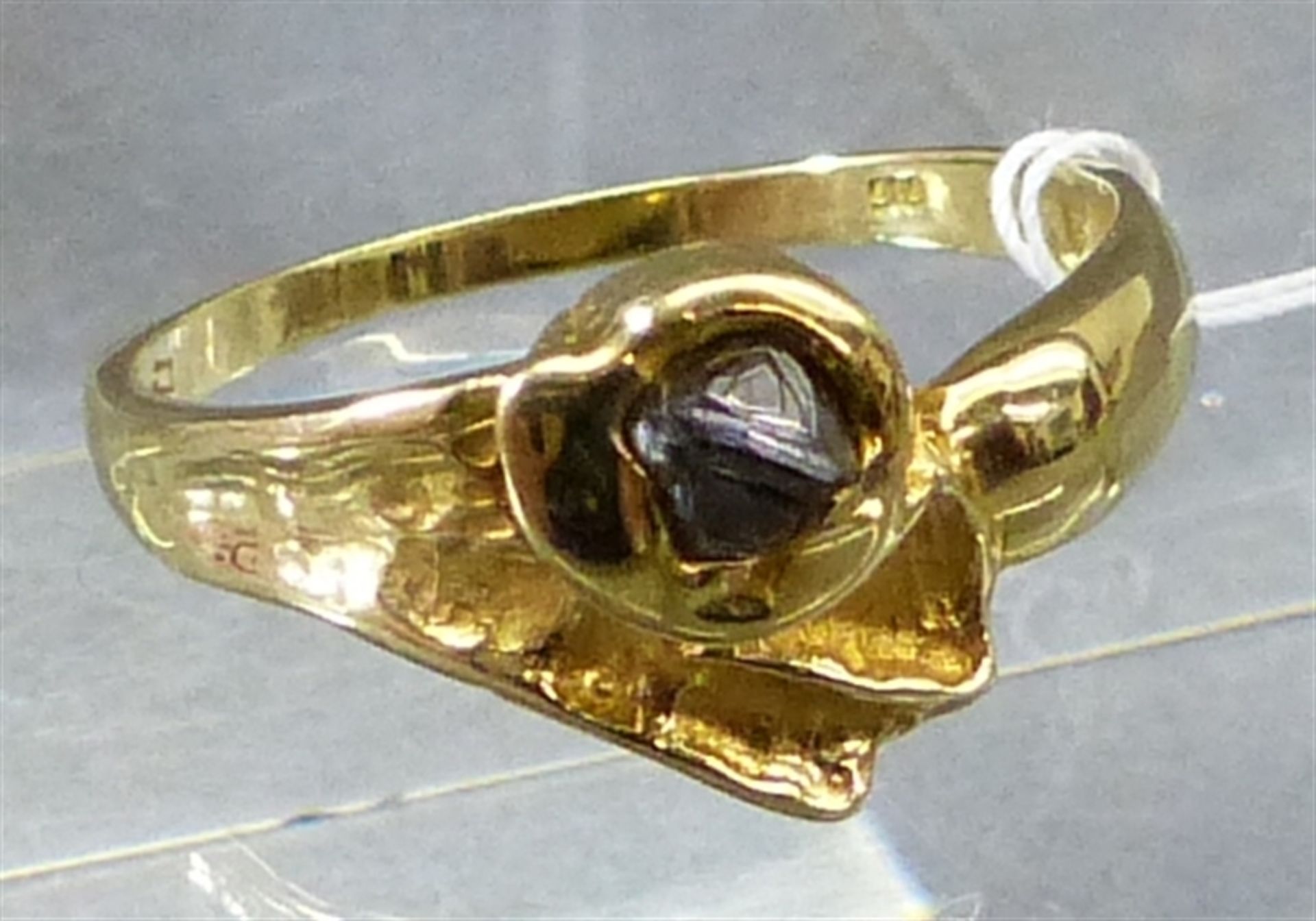 Damenring 14 kt. Gelbgold, Relieffassung, mit Steinsplitter, modern, ca. 4 g schwer, RM 59,