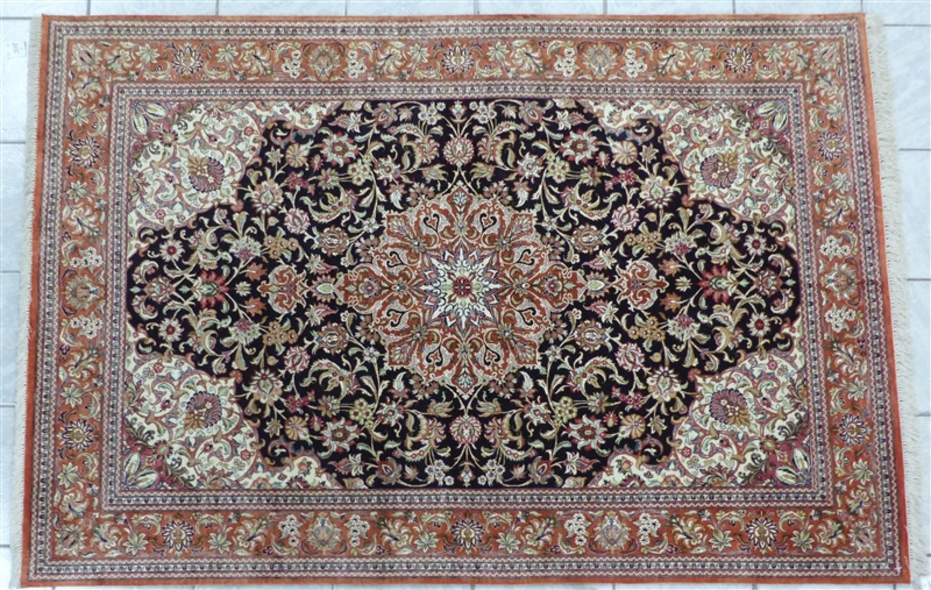 Isphahan Seide, Schwarz-rot-grundig, Mittelmedaillon, floral durchgemustert, 202x132 cm,