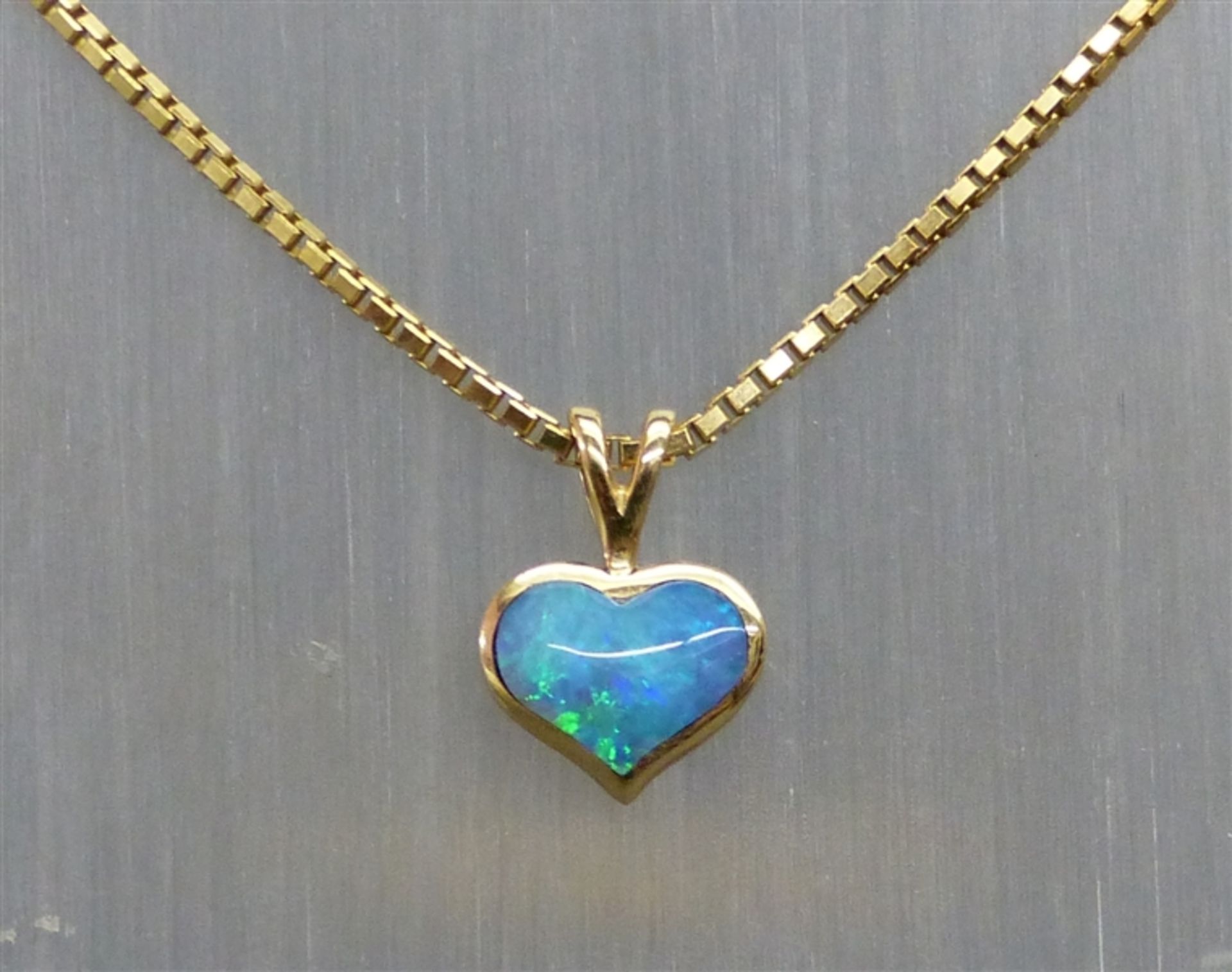 Collier 14 kt. Gelbgold, Herzanhänger, 1 Opal, an Venezianerkette, ca. 7 g schwer, l 44 cm,