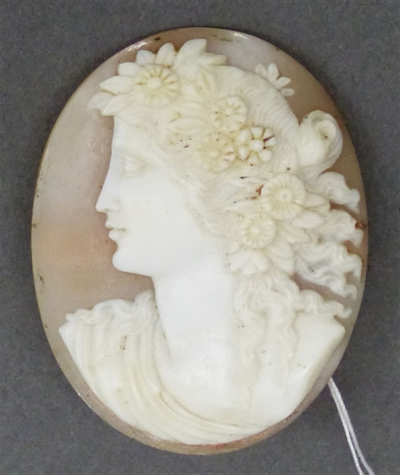 Cameen Brosche Frauenkopf, Blüten im Haar, feine Schnitzarbeit, oval, h 4 cm,