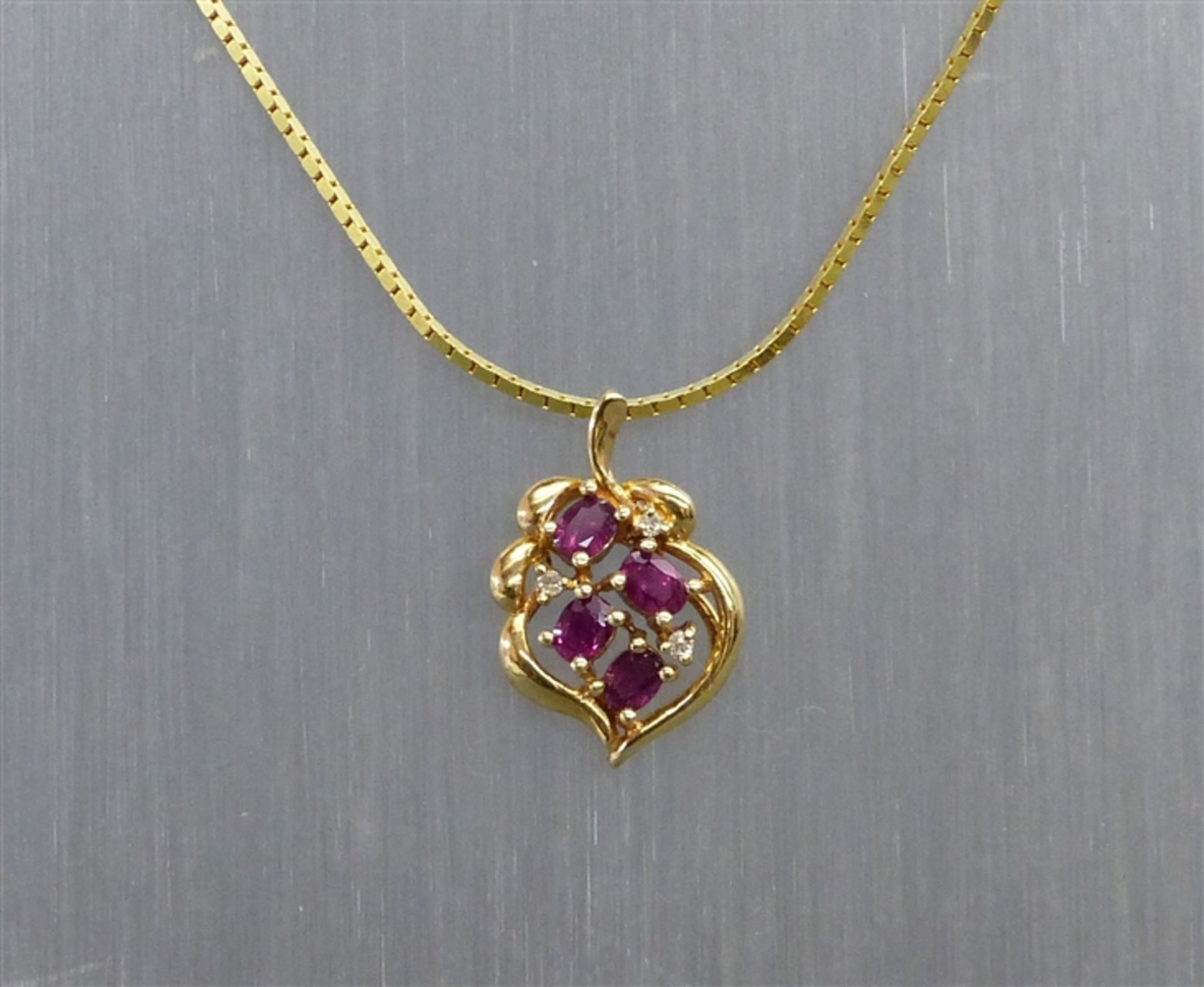 Collier 14 kt. Gelbgold, Anhänger mit 4 oval geschliffenen Rubinen, 3 kl. Diamanten, an 14 kt.