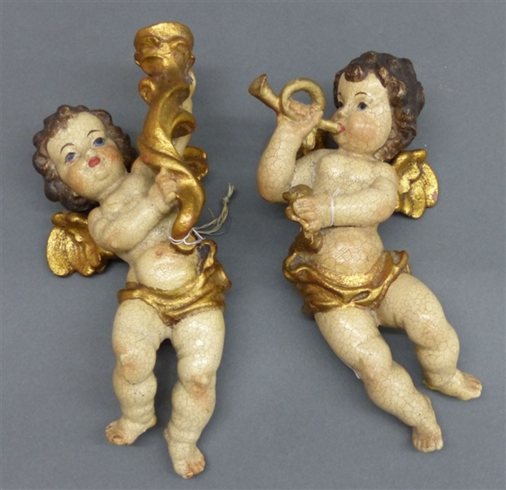 Paar Engel Holz, gefasst, 1 x Leuchterengel, 1 x Engel mit Horn, teilvergoldet, Oberammergau, h 19