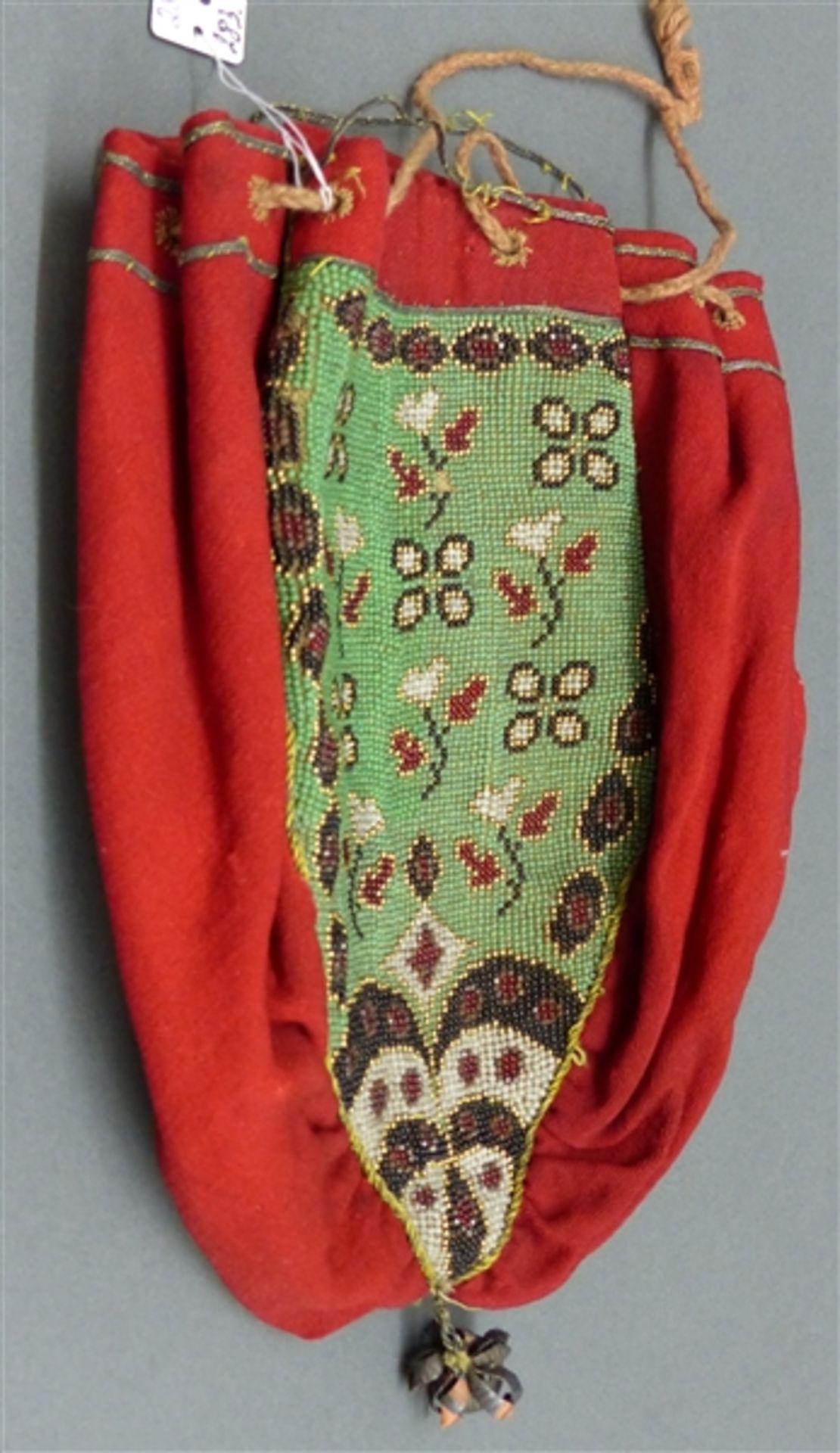 Stickbeutel, 19. Jh., Stoff mit Glasperlenarbeit, Blumendekor, teilweise beschädigt, h 20 cm,
