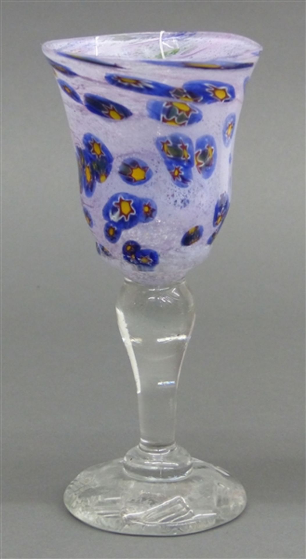 Glasbecher farbloser Fuß. Kuppa mit bunten Glaseinschmelzungen, signiert, datiert 4.6.1981, h 20,5