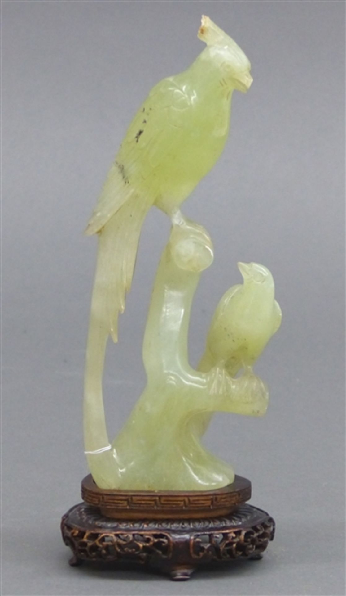 Jadeskulptur zwei Vögel auf einem Zweig sitzend, beschädigt, h 19 cm, auf Holzsockel