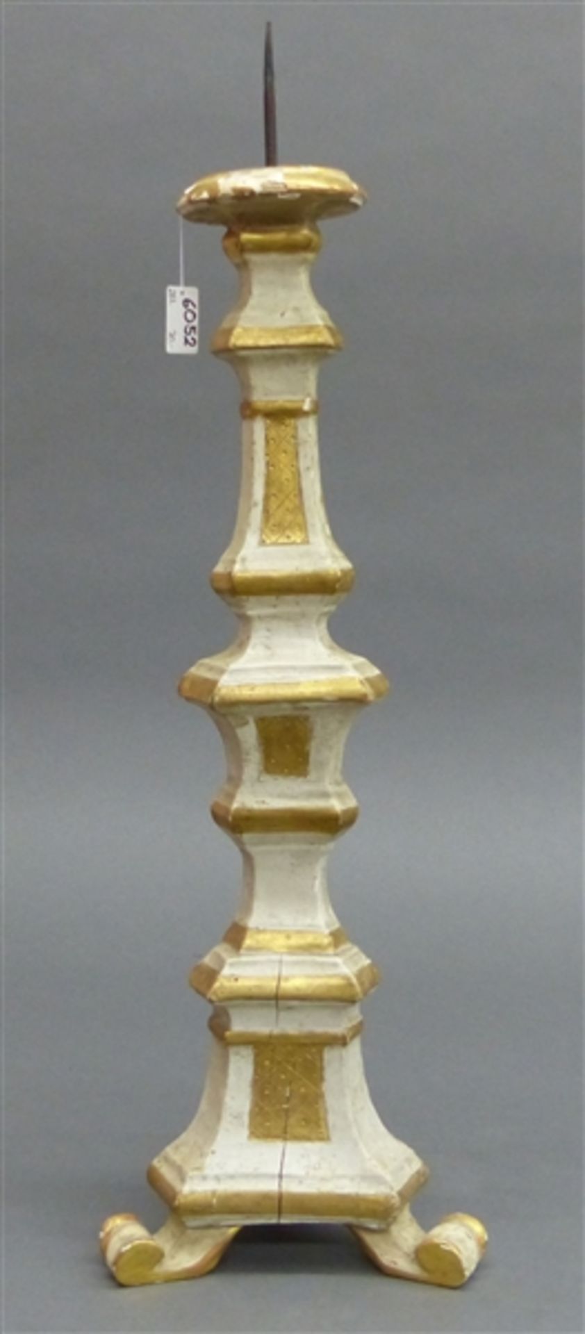 Altarleuchter, 19. Jh. Holz geschnitzt, gefasst und teilvergoldet, h 58 cm,