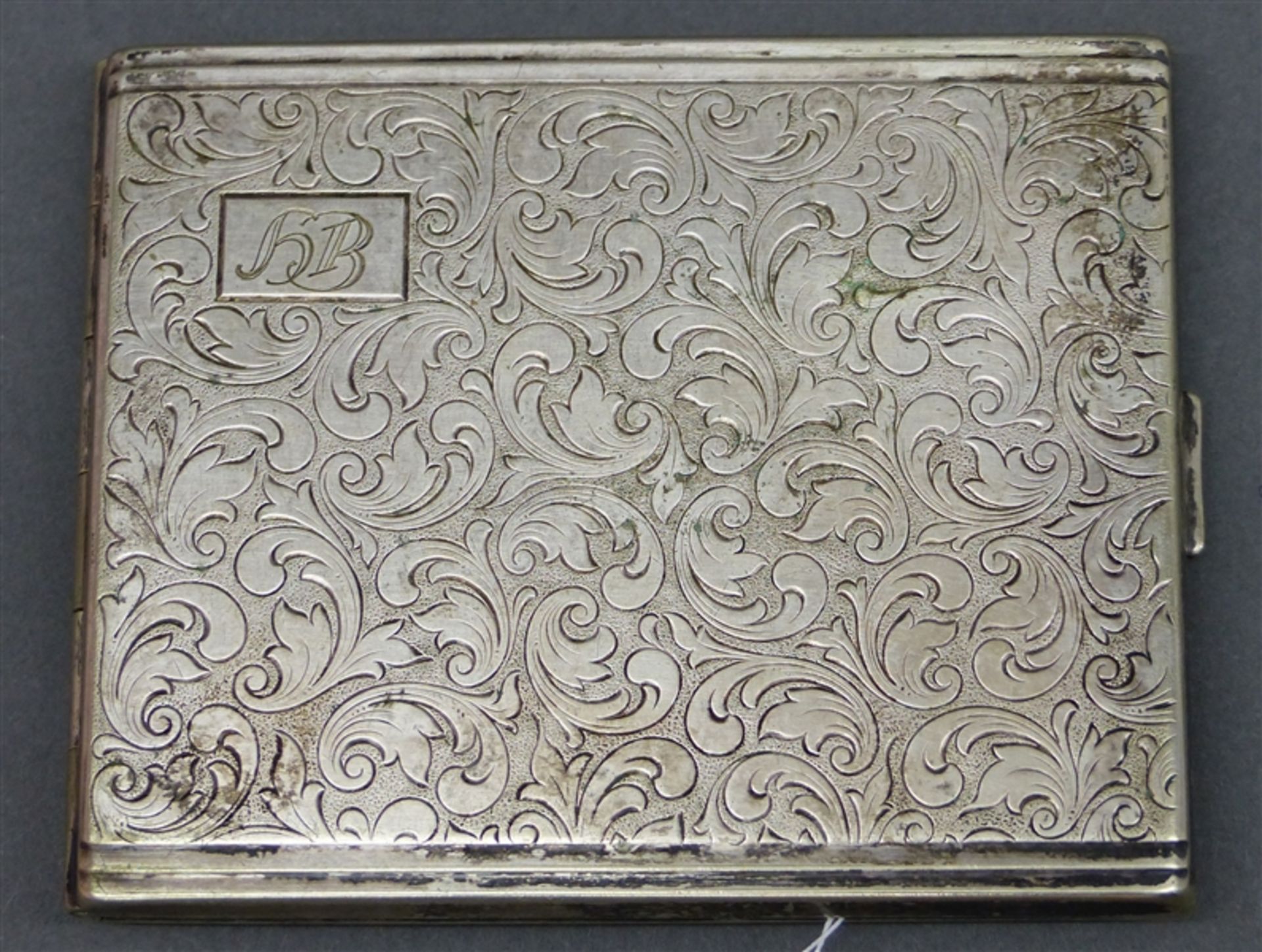 Zigarettenetui, um 1900 Alpacca, Ornamentgravur, Monogrammkartusche: H.B., 8x9 cm,